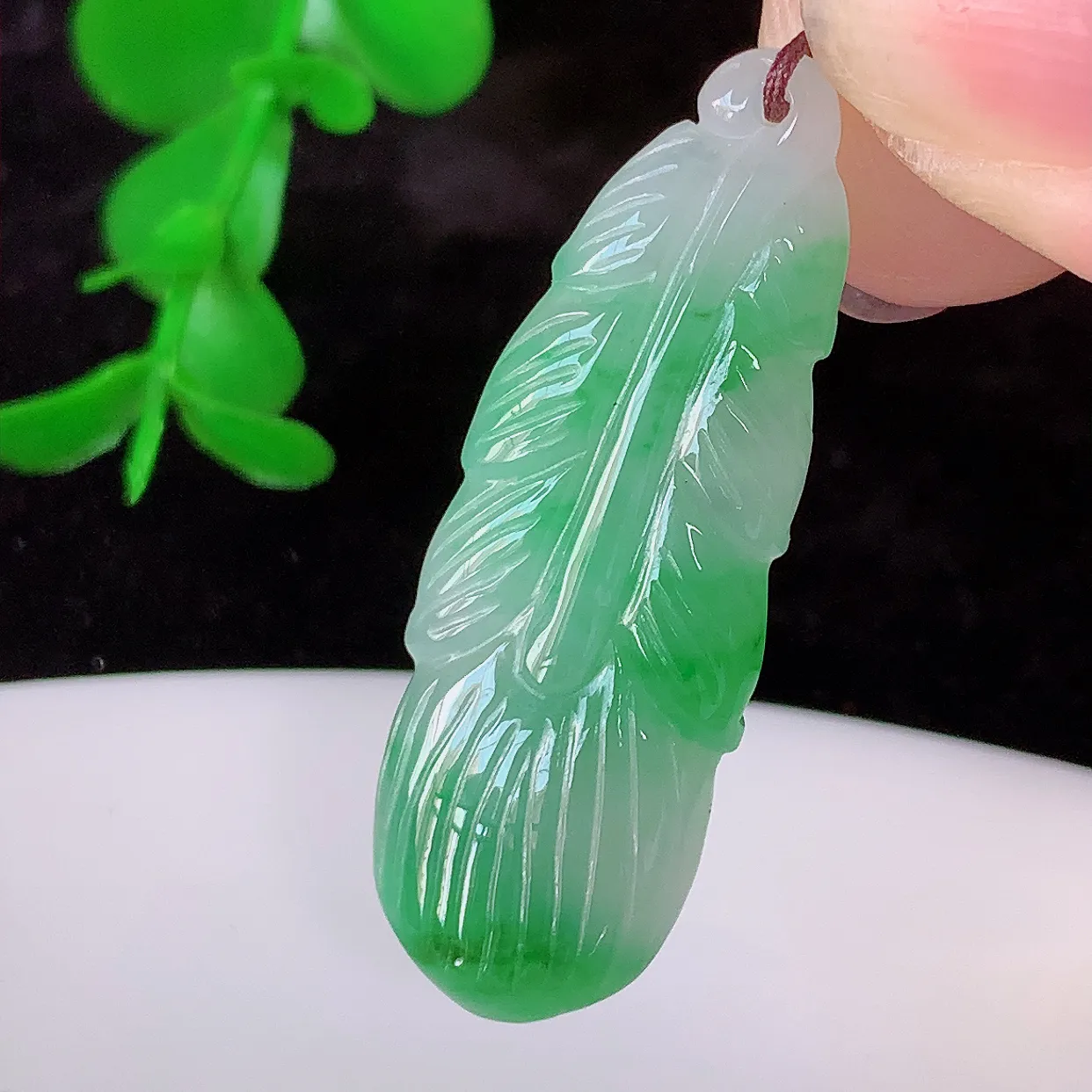 自然光实拍，冰胶飘绿翡翠栩栩生辉羽毛吊坠，翠色灵动，种老水足，寓意好，品相佳，佩戴佳品！#57.9