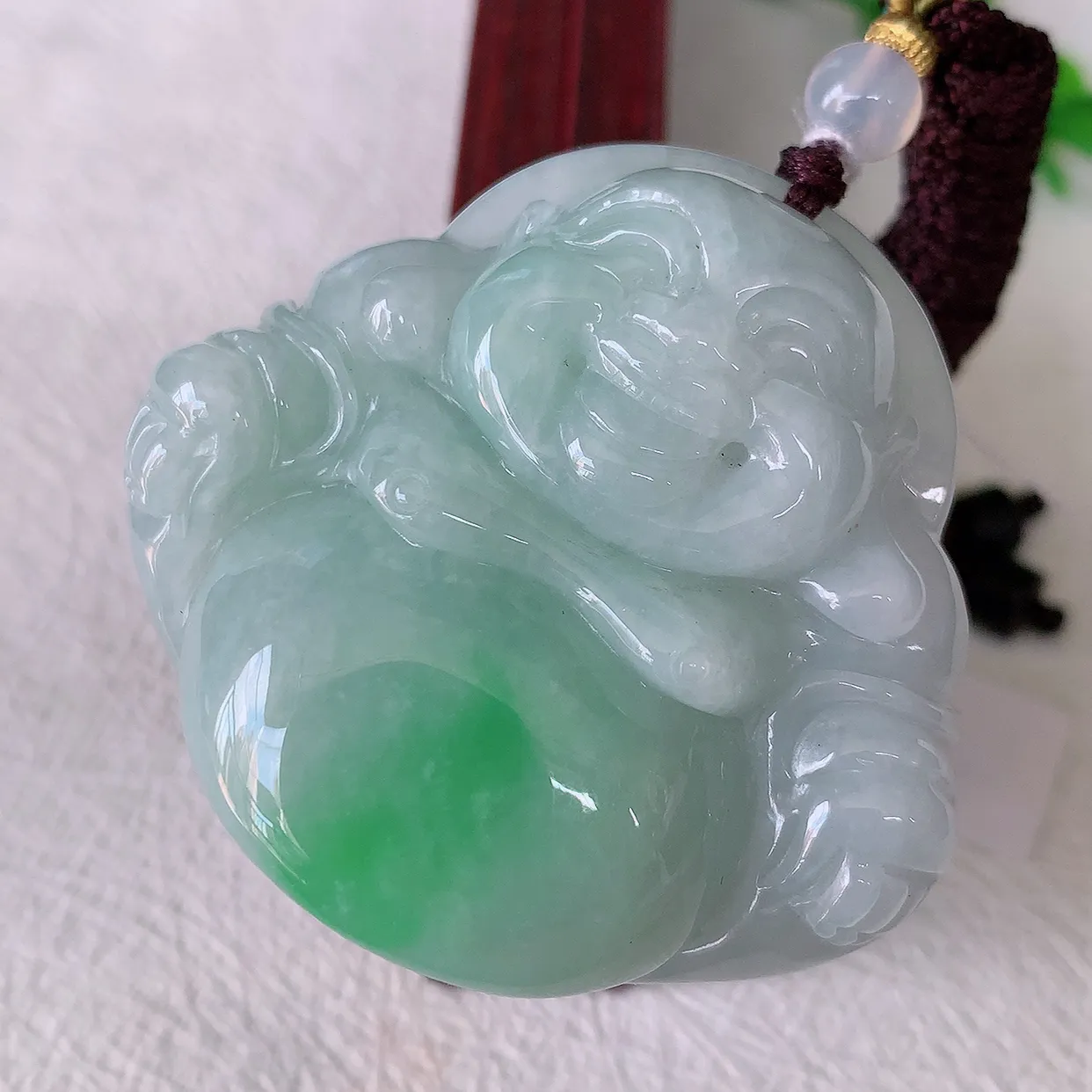 自然光实拍，大件厚装飘绿佛公吊坠，翡翠笑佛，饱满，开脸喜庆，配戴优雅迷人！#46.9