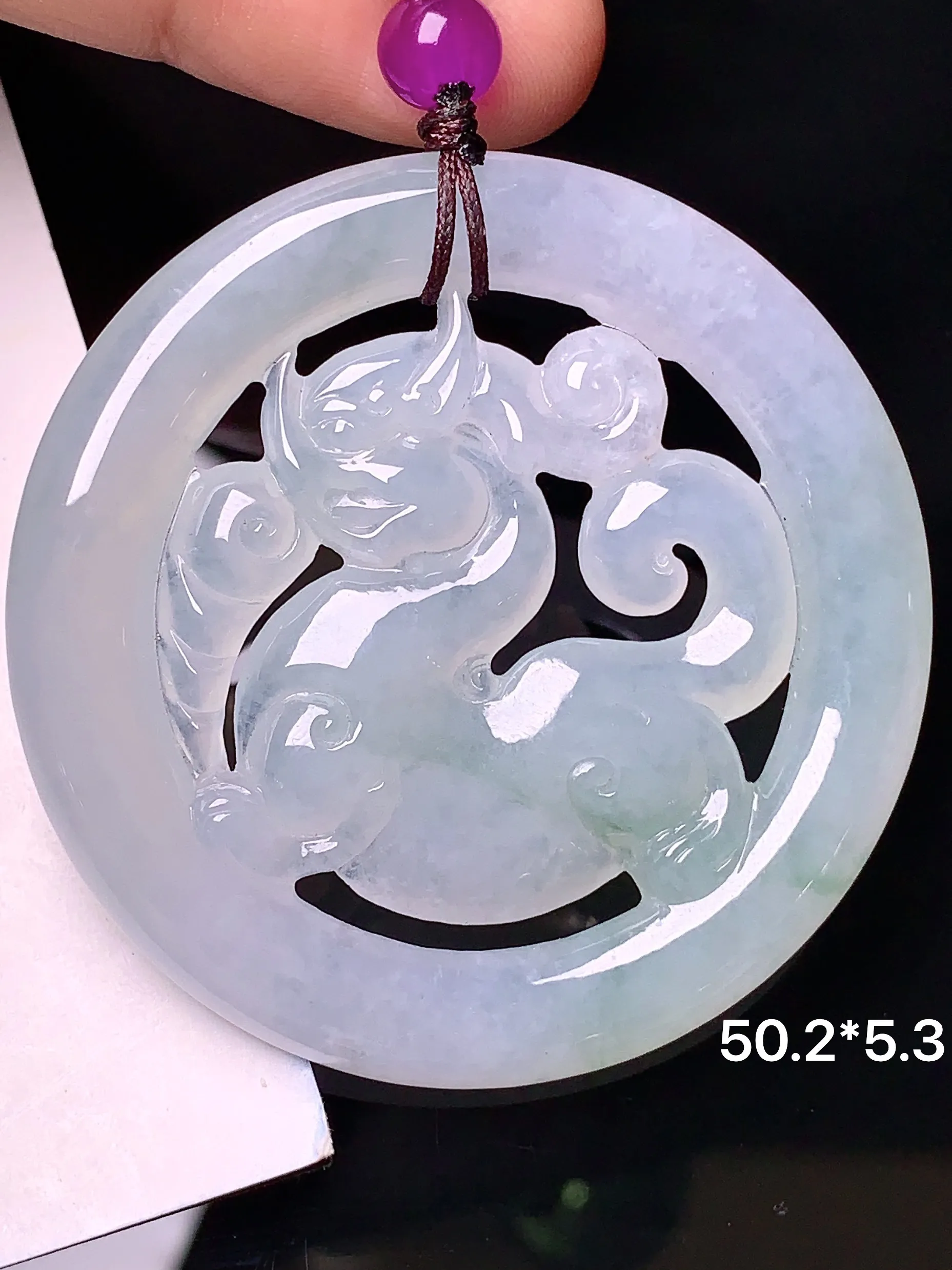 飘绿麒麟牌吊坠 玉质细腻 色泽清新艳丽 整体尺寸50.2*5.3