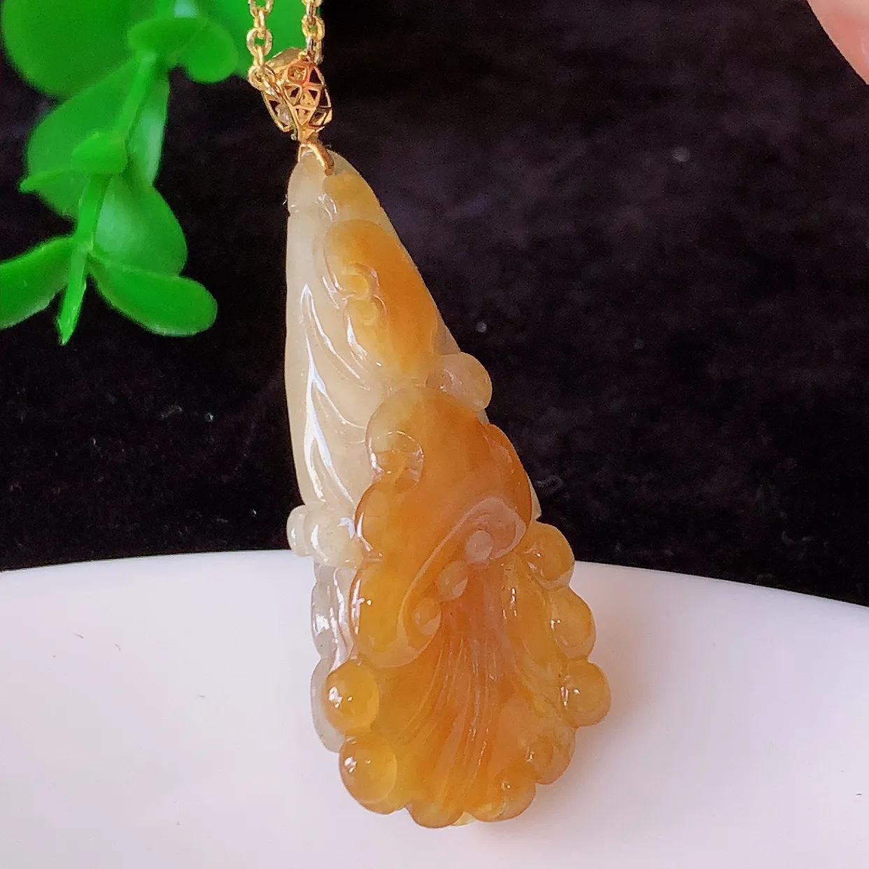 18K金镶嵌冰黄翡双彩翡翠招百财白菜吊坠，百财聚来，财源滚滚，色泽鲜艳，精工水润的白菜，性价比高！#1.9