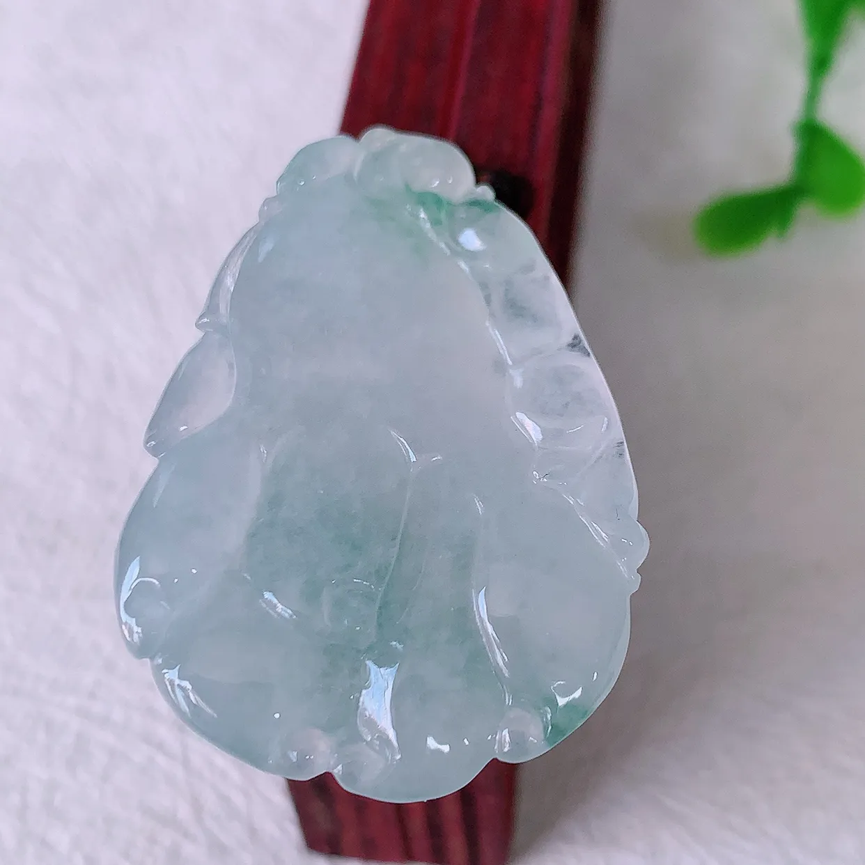 自然光实拍，冰种飘花翡翠佛手吊坠，种老水足，雕工精湛 ，寓意美好，佩戴时尚出众！#46.9