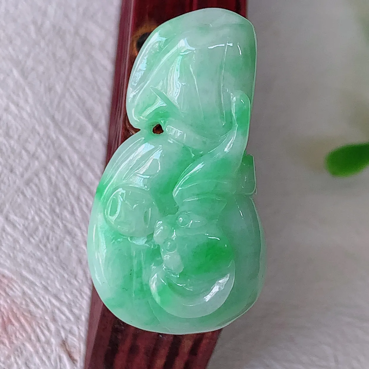 自然光实拍，冰润飘绿翡翠招财钱袋子吊坠，种老水足，雕工精湛 ，寓意美好，佩戴时尚出众！#05.9