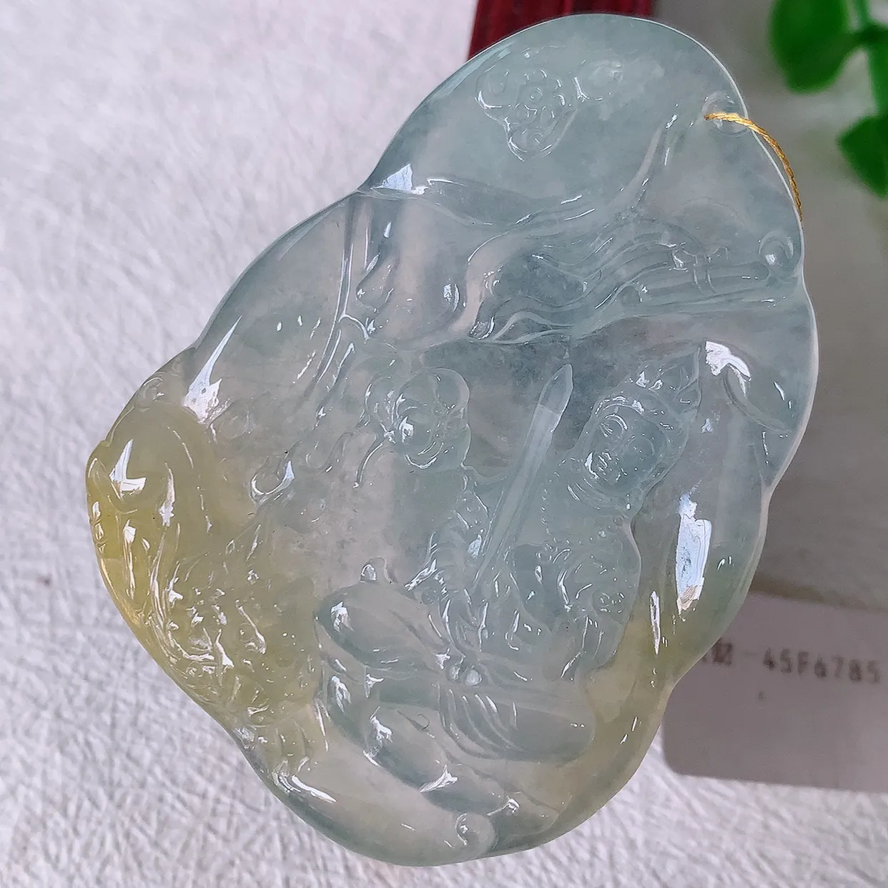 自然光实拍，冰种黄翡双彩翡翠普贤菩萨吊坠，赐福翡翠观音，种水上乘，晶莹剔透，起强玻璃光泽。翠绿迷人，