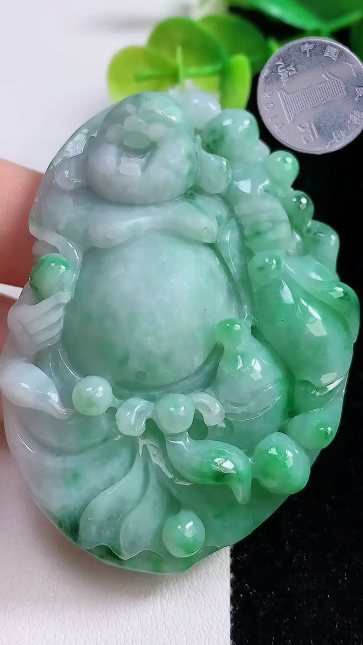缅甸天然翡翠a货 老坑料起胶冰润 飘绿逍遥佛吊坠，尺寸63.8-43-13mm y 63.88