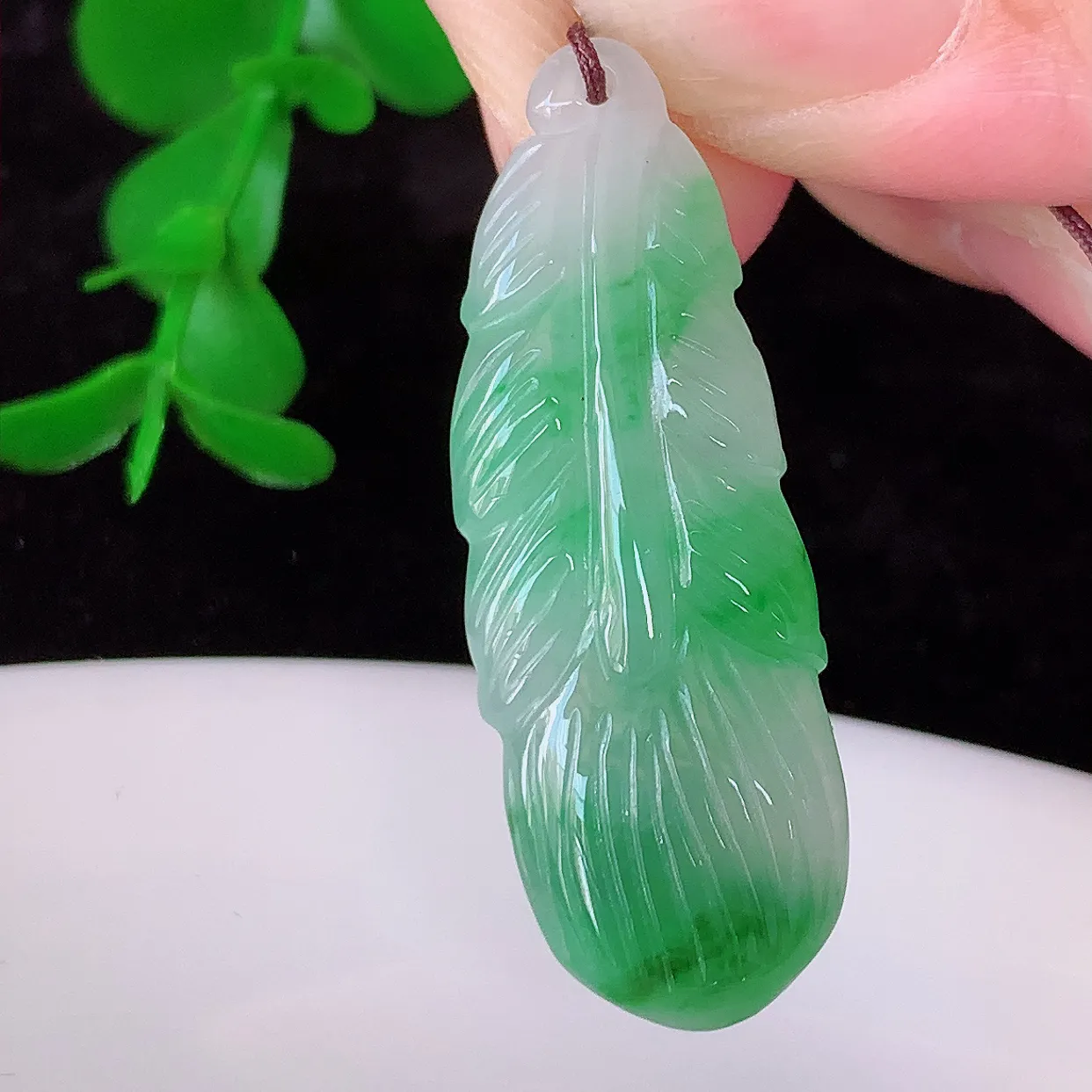 自然光实拍，冰胶飘绿翡翠栩栩生辉羽毛吊坠，翠色灵动，种老水足，寓意好，品相佳，佩戴佳品！#57.9