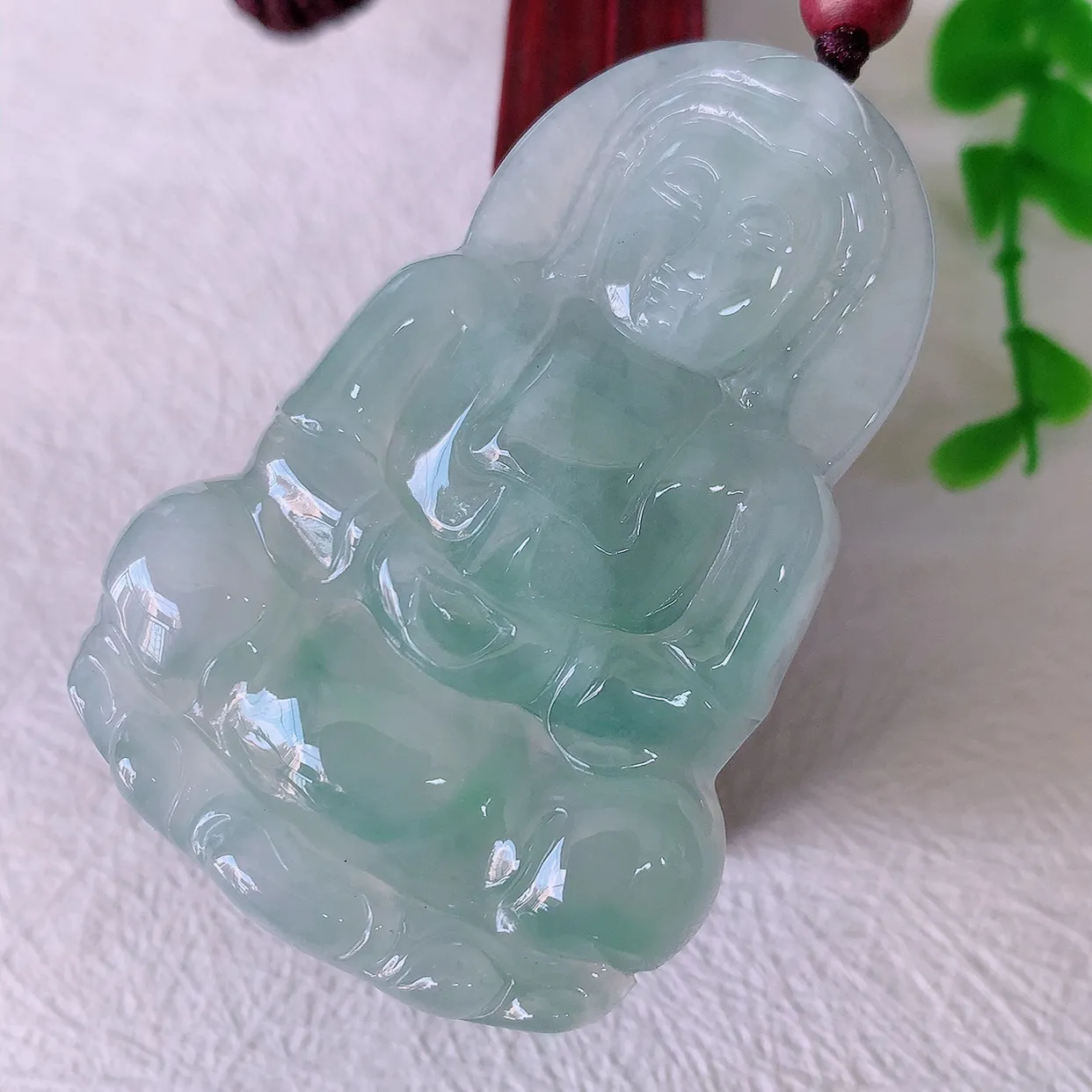 自然光实拍，冰种飘花观音吊坠，赐福翡翠观音，翠绿迷人，观音面相端庄，佩戴时尚出众！#46.9