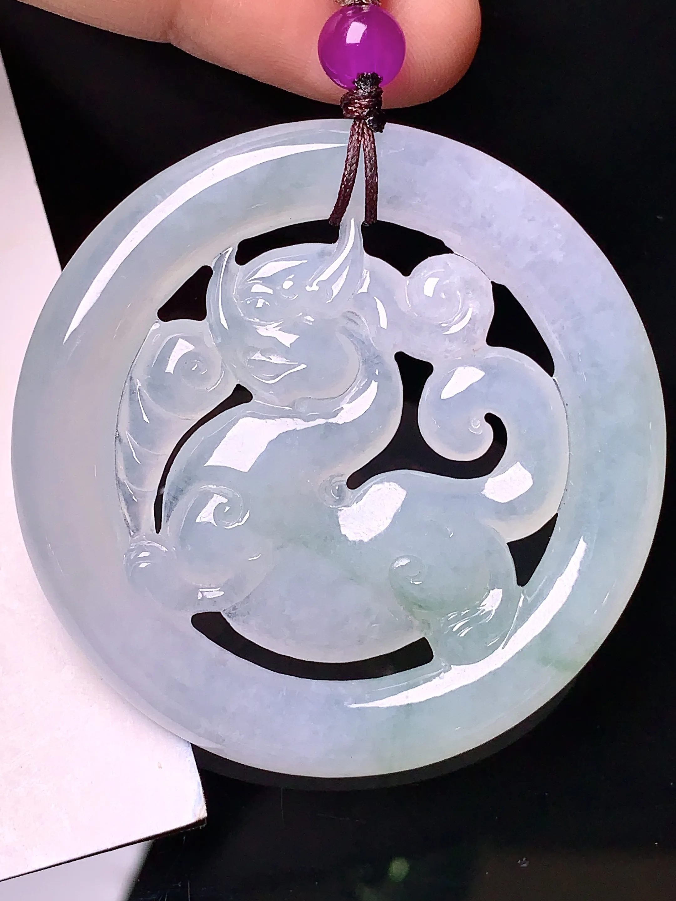 飘绿麒麟牌吊坠 玉质细腻 色泽清新艳丽 整体尺寸50.2*5.3