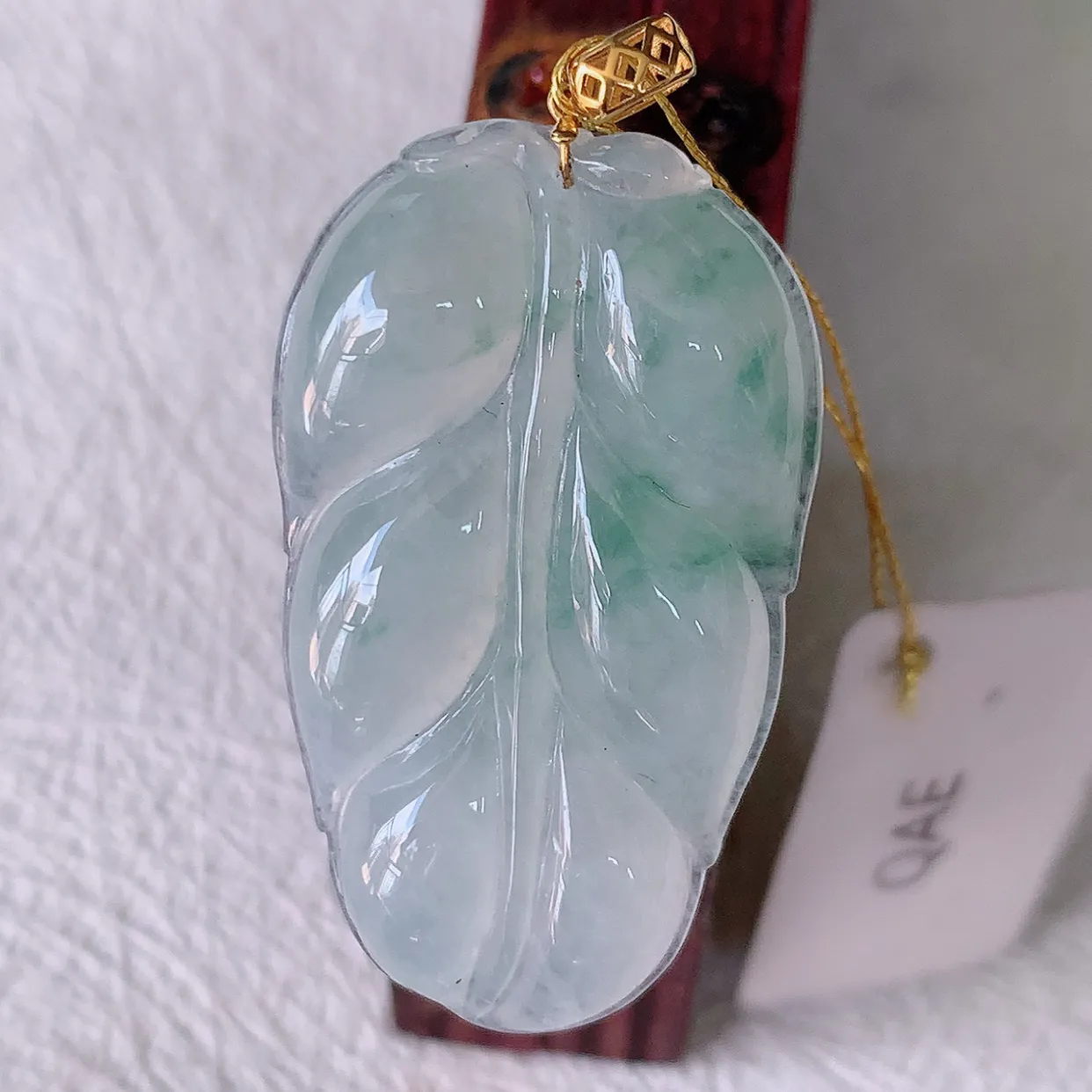 18K金镶嵌冰种飘花翡翠叶子吊坠 ，种水足，色泽清新，工艺精湛，叶子寓意美好；金枝玉叶，事业有成。#