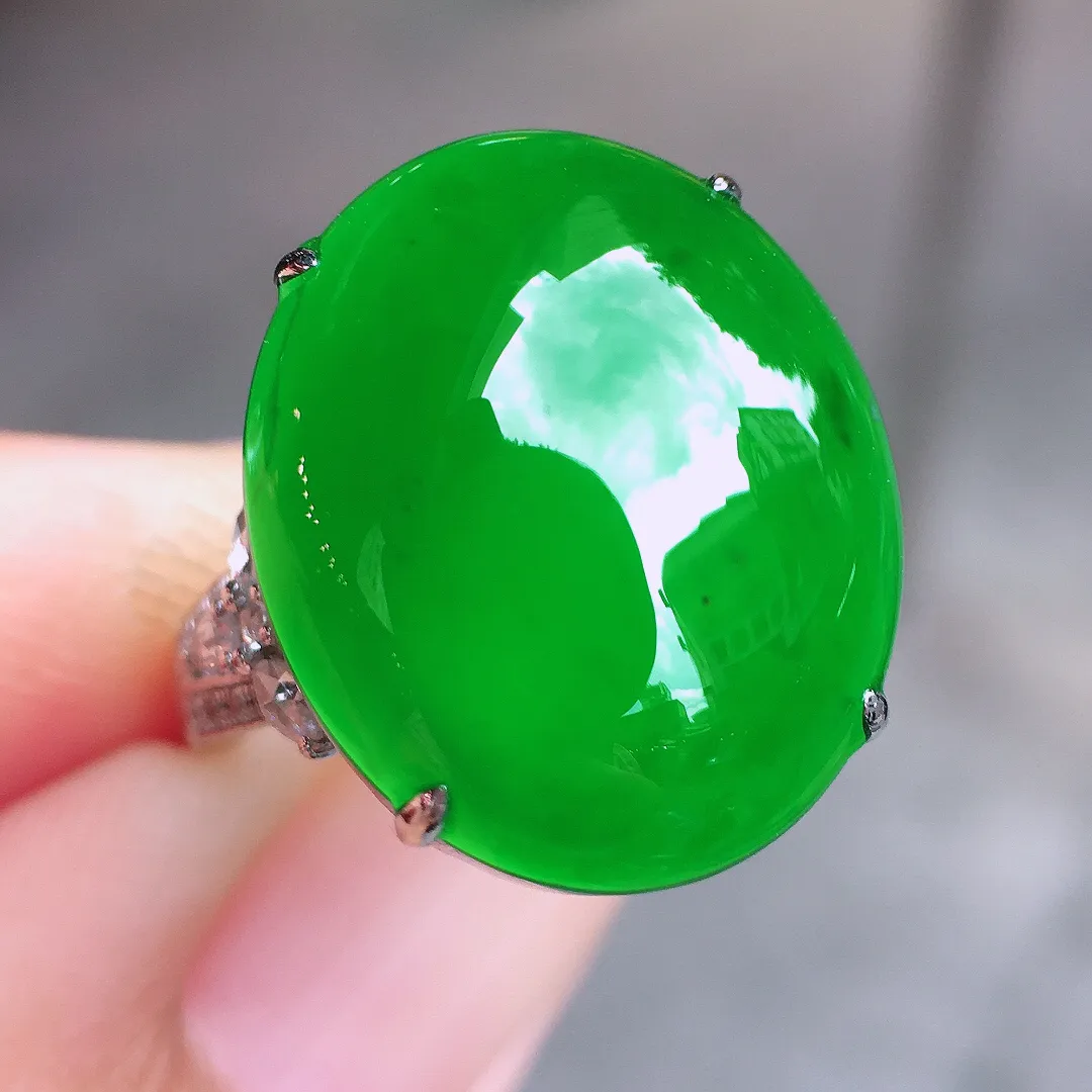 满绿蛋面戒指，色泽均匀浓郁，玉质细腻，荧光感超
强，饱满圆润，尽显优雅气质，18k
金豪华镶嵌
