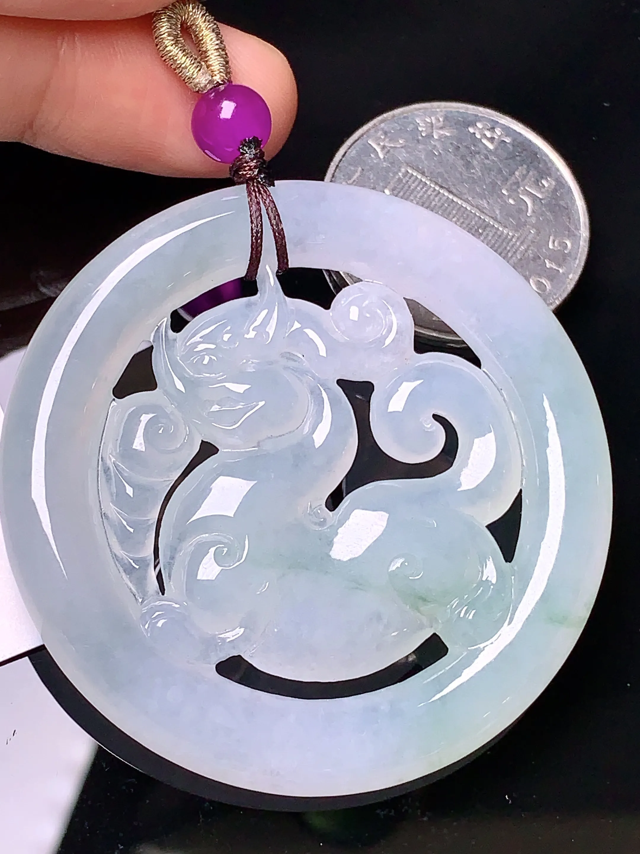 飘绿麒麟牌吊坠 玉质细腻 色泽清新艳丽 整体尺寸50.2*5.3