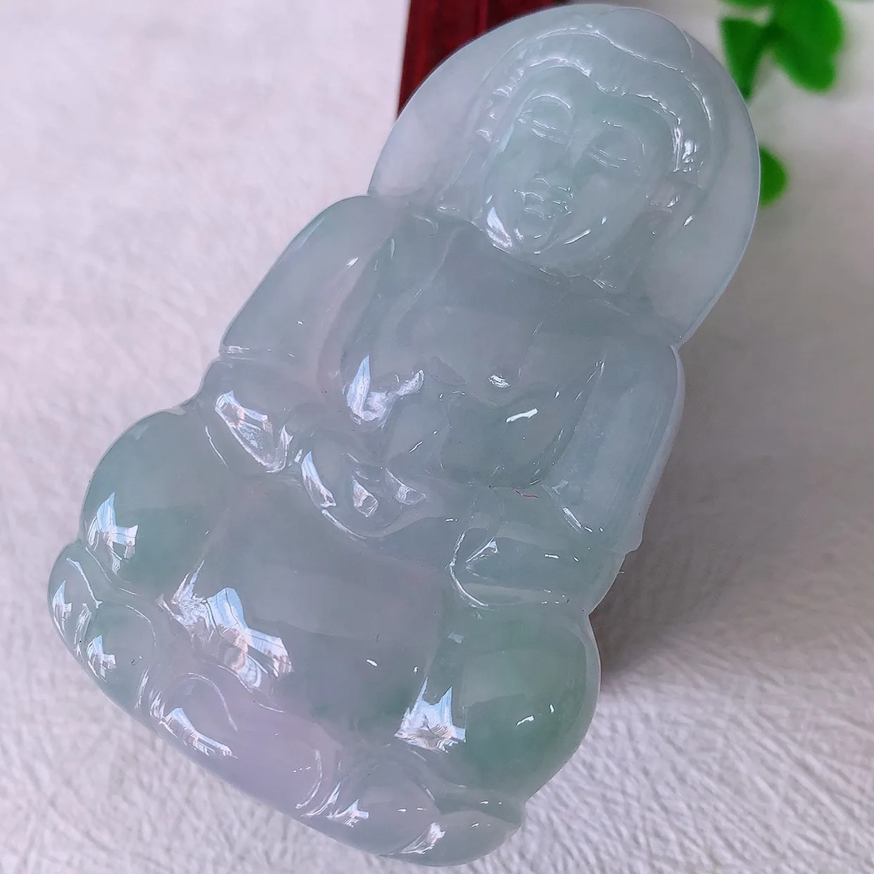自然光实拍，大件冰飘花观音吊坠，赐福翡翠观音，翠绿迷人，观音面相端庄，佩戴时尚出众！#46.9