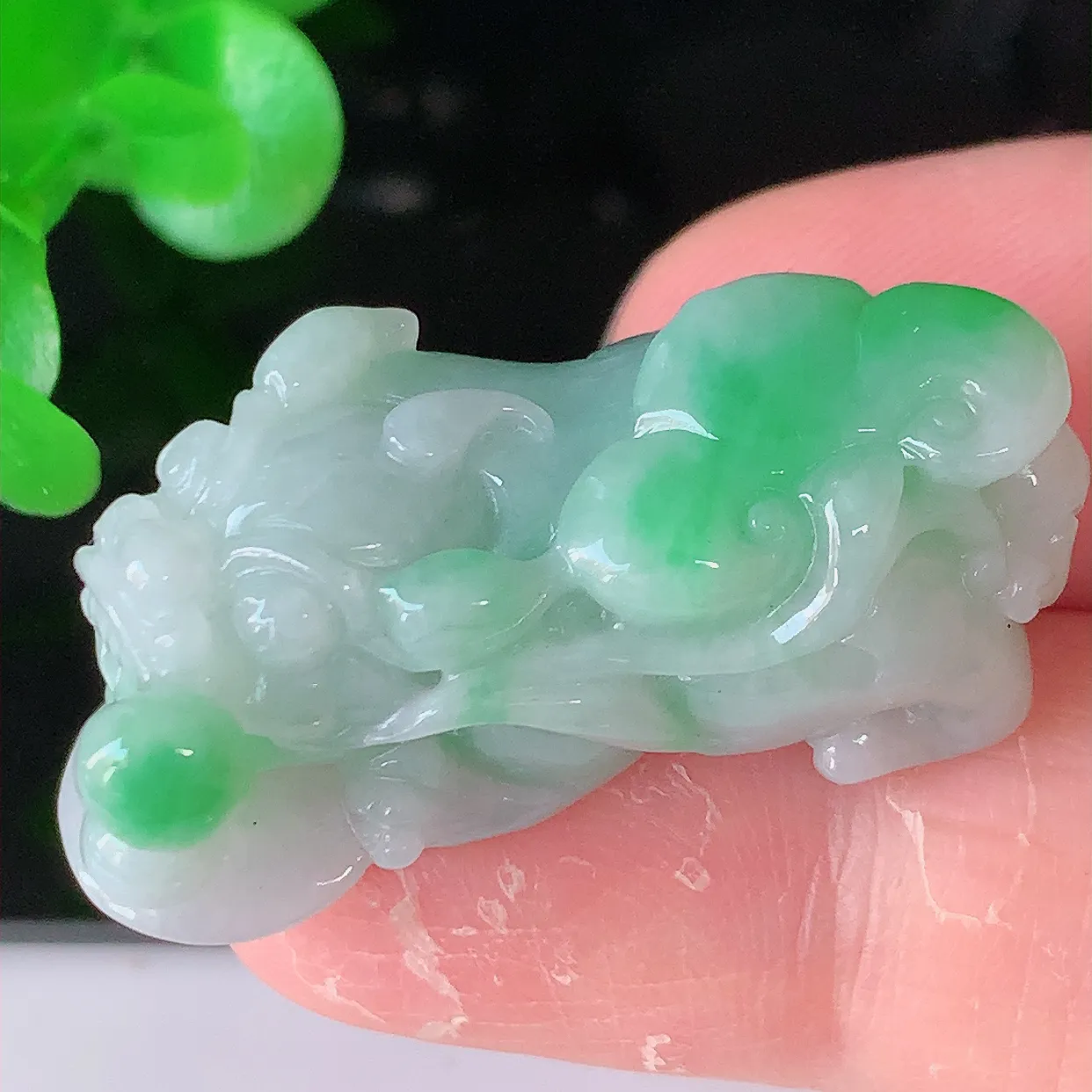 自然光实拍，冰润飘绿翡翠招财貔貅吊坠，民间有“一摸貔貅运程旺盛，再摸貔貅财运滚滚，三摸貔貅平步青云 