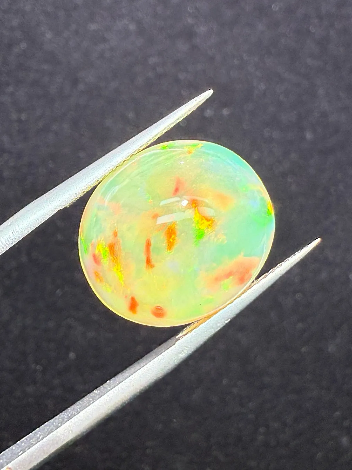 8.525ct天然彩欧泊裸石，尺寸15.7*13.9*8.2mm，颜色美艳，油画般色彩，火彩足。