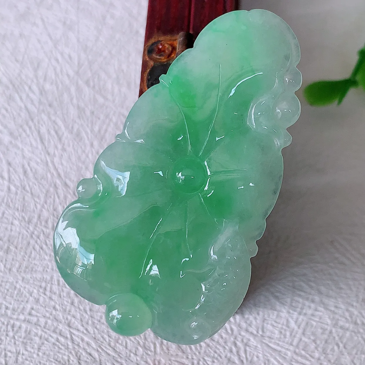自然光实拍，冰润飘绿翡翠荷叶鱼、和和美美玉坠，财源广进，自然隐逸、荷本是素不着尘之物，有和美之寓意。#05.9