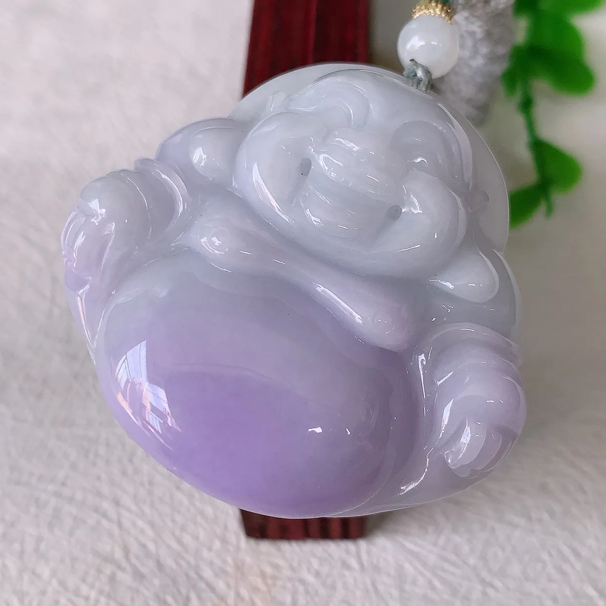 自然光实拍，大件厚装紫罗兰翡翠佛公吊坠，翡翠笑佛，饱满，开脸喜庆，配戴优雅迷人！#46.9