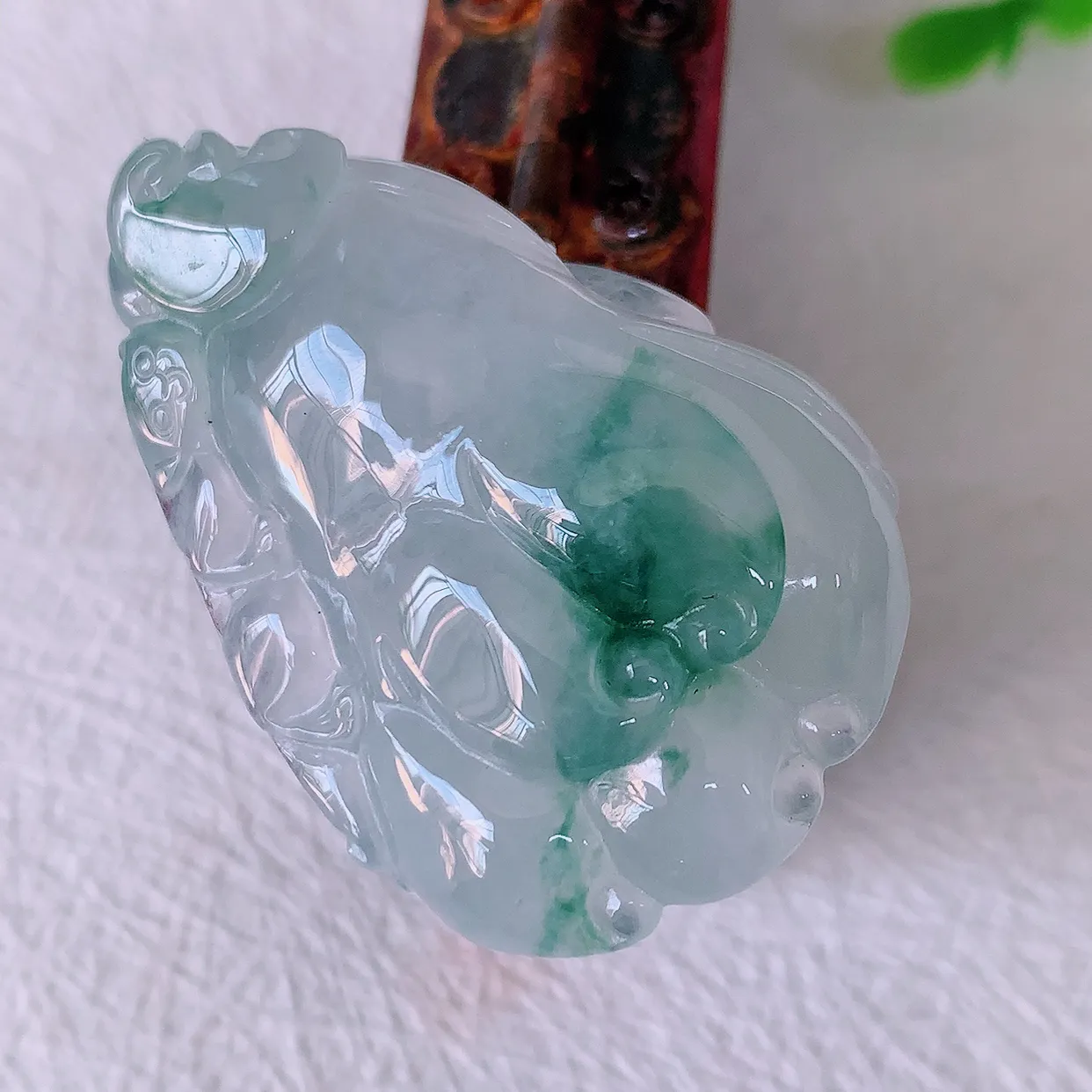自然光实拍，冰种飘花翡翠佛手吊坠，种老水足，雕工精湛 ，寓意美好，佩戴时尚出众！#46.9
