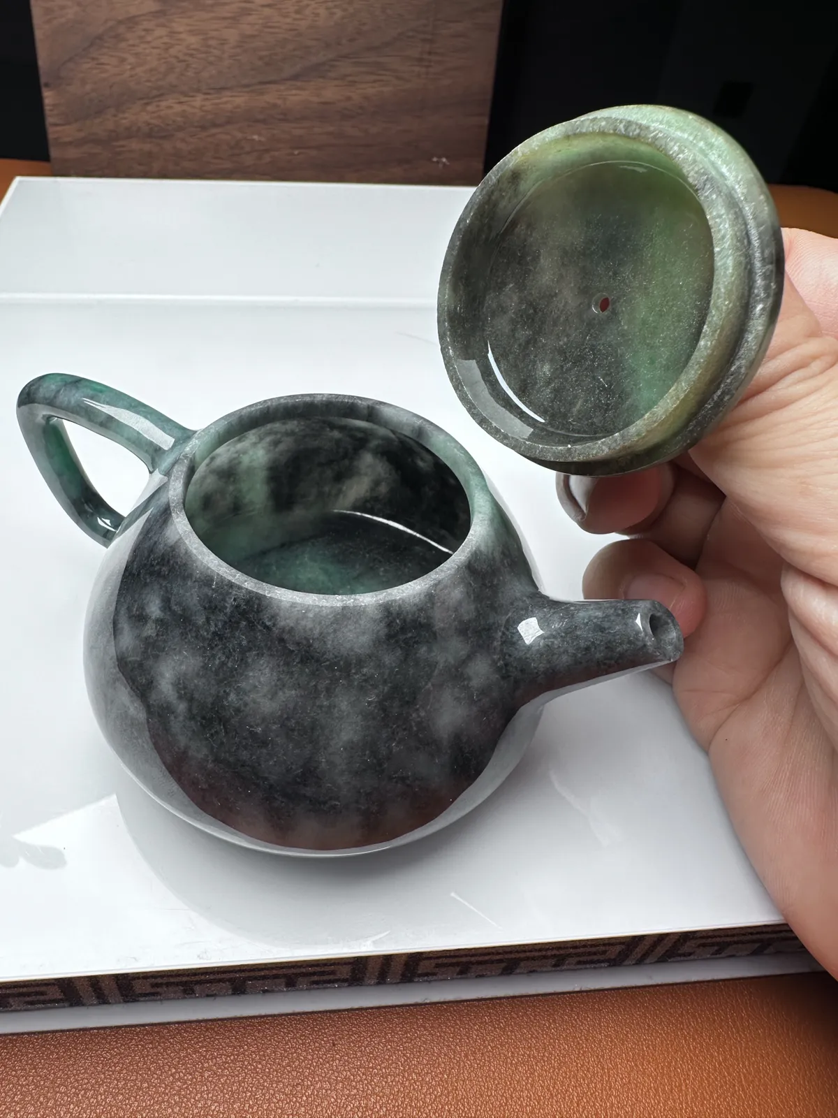 【西施壶】飘绿乌鸡雕刻制作，很考究，内外兼修，收藏摆放佳品。