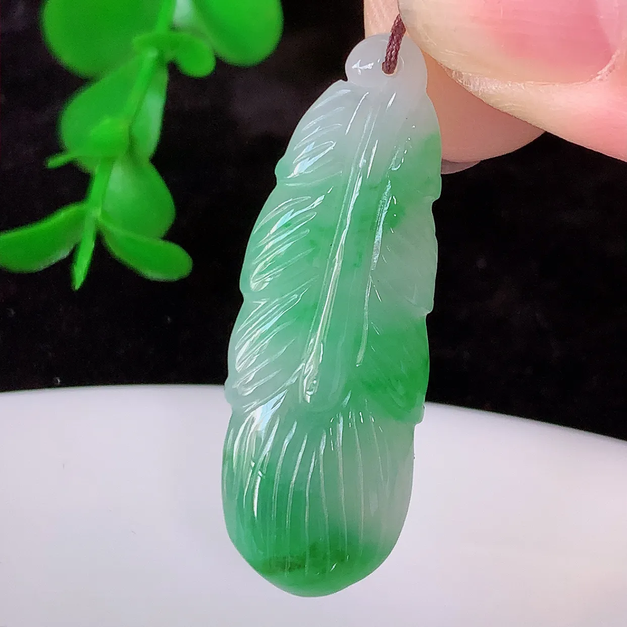 自然光实拍，冰胶飘绿翡翠栩栩生辉羽毛吊坠，翠色灵动，种老水足，寓意好，品相佳，佩戴佳品！#57.9