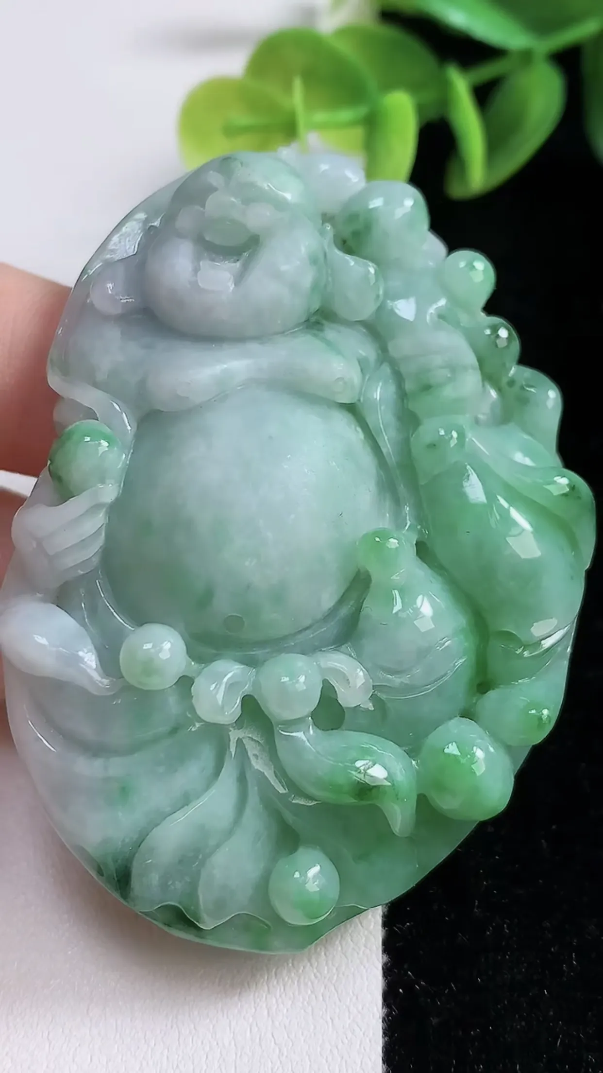 缅甸天然翡翠a货 老坑料起胶冰润 飘绿逍遥佛吊坠，尺寸63.8-43-13mm y 63.88