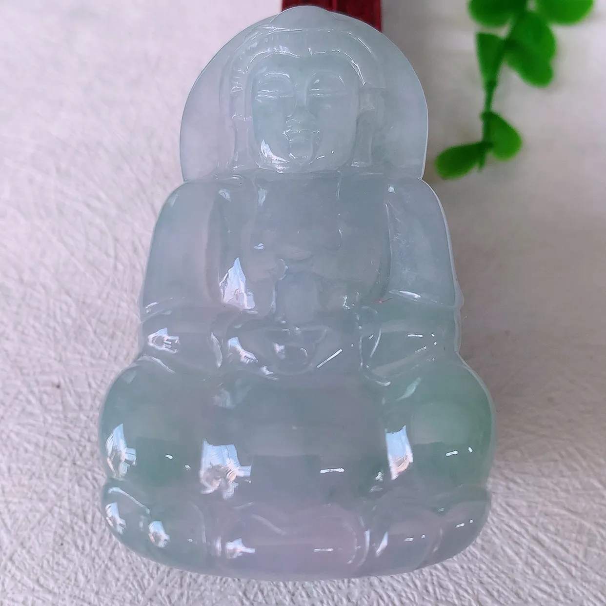 自然光实拍，大件冰飘花观音吊坠，赐福翡翠观音，翠绿迷人，观音面相端庄，佩戴时尚出众！#46.9