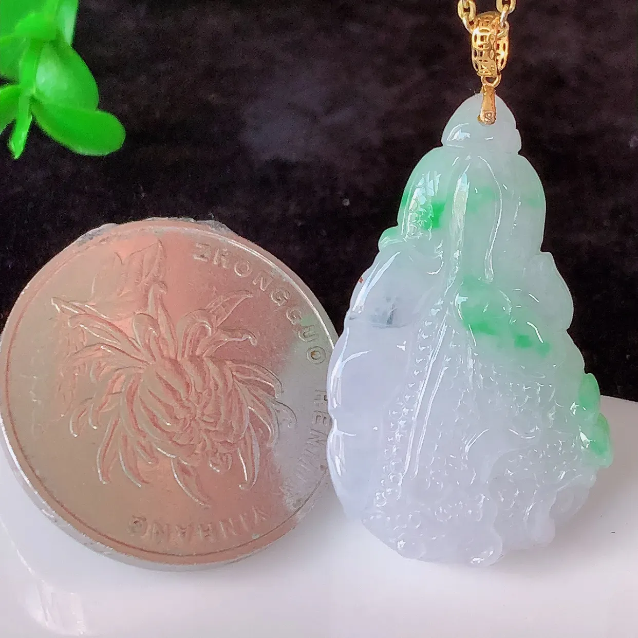 18K金镶嵌冰飘绿翡翠招百财白菜吊坠，百财聚来，财源滚滚，色泽鲜艳，精工水润的白菜，性价比高！#1.9