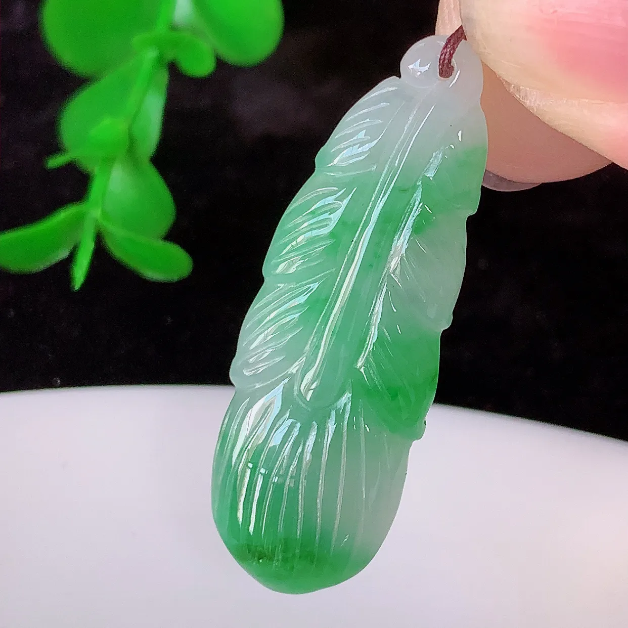自然光实拍，冰胶飘绿翡翠栩栩生辉羽毛吊坠，翠色灵动，种老水足，寓意好，品相佳，佩戴佳品！#57.9