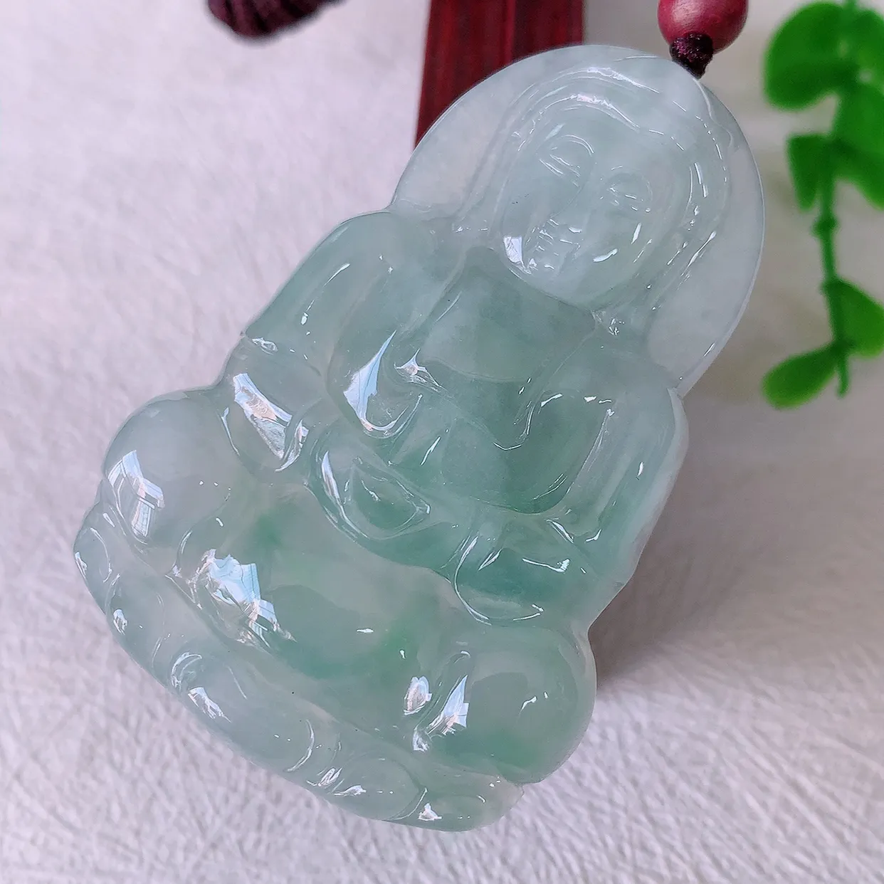 自然光实拍，冰种飘花观音吊坠，赐福翡翠观音，翠绿迷人，观音面相端庄，佩戴时尚出众！#46.9