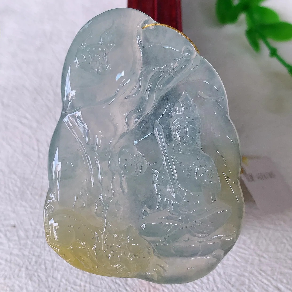 自然光实拍，冰种黄翡双彩翡翠普贤菩萨吊坠，赐福翡翠观音，种水上乘，晶莹剔透，起强玻璃光泽。翠绿迷人，观音面相端庄，佩戴时尚出众！#00.9