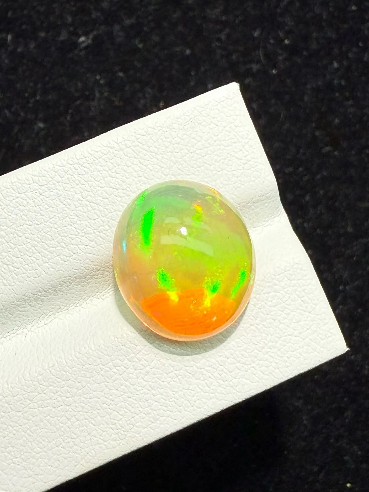 9.535ct天然彩欧泊裸石，尺寸16.1*14*9.3mm，颜色美艳，油画般色彩，火彩足。