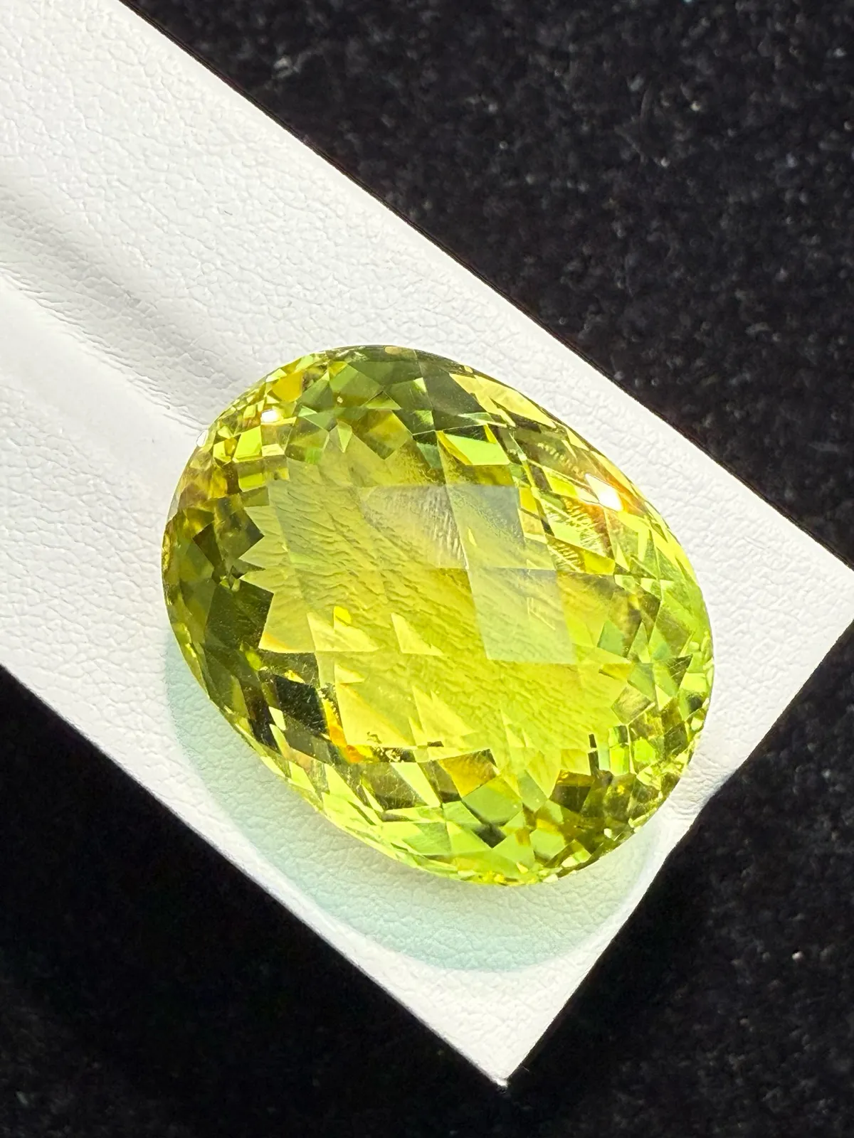 55.34ct天然黄水晶裸石，尺寸26.6*20.6*16.4mm，颜色美艳 ，晶体通透，火彩足