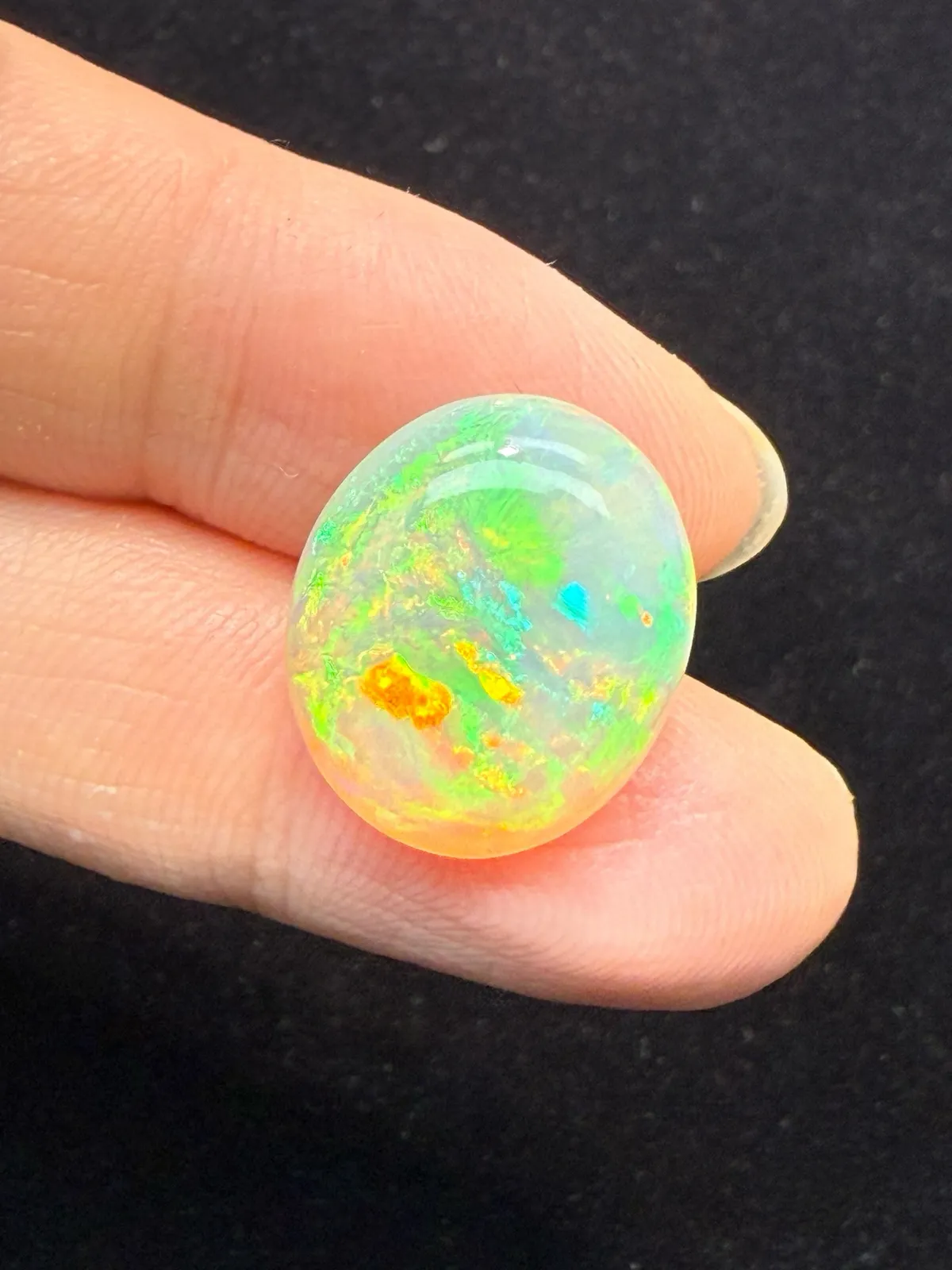 9.45ct天然彩欧泊裸石，尺寸17.9*15.2*7.2mm，颜色美艳，油画般色彩，火彩足。