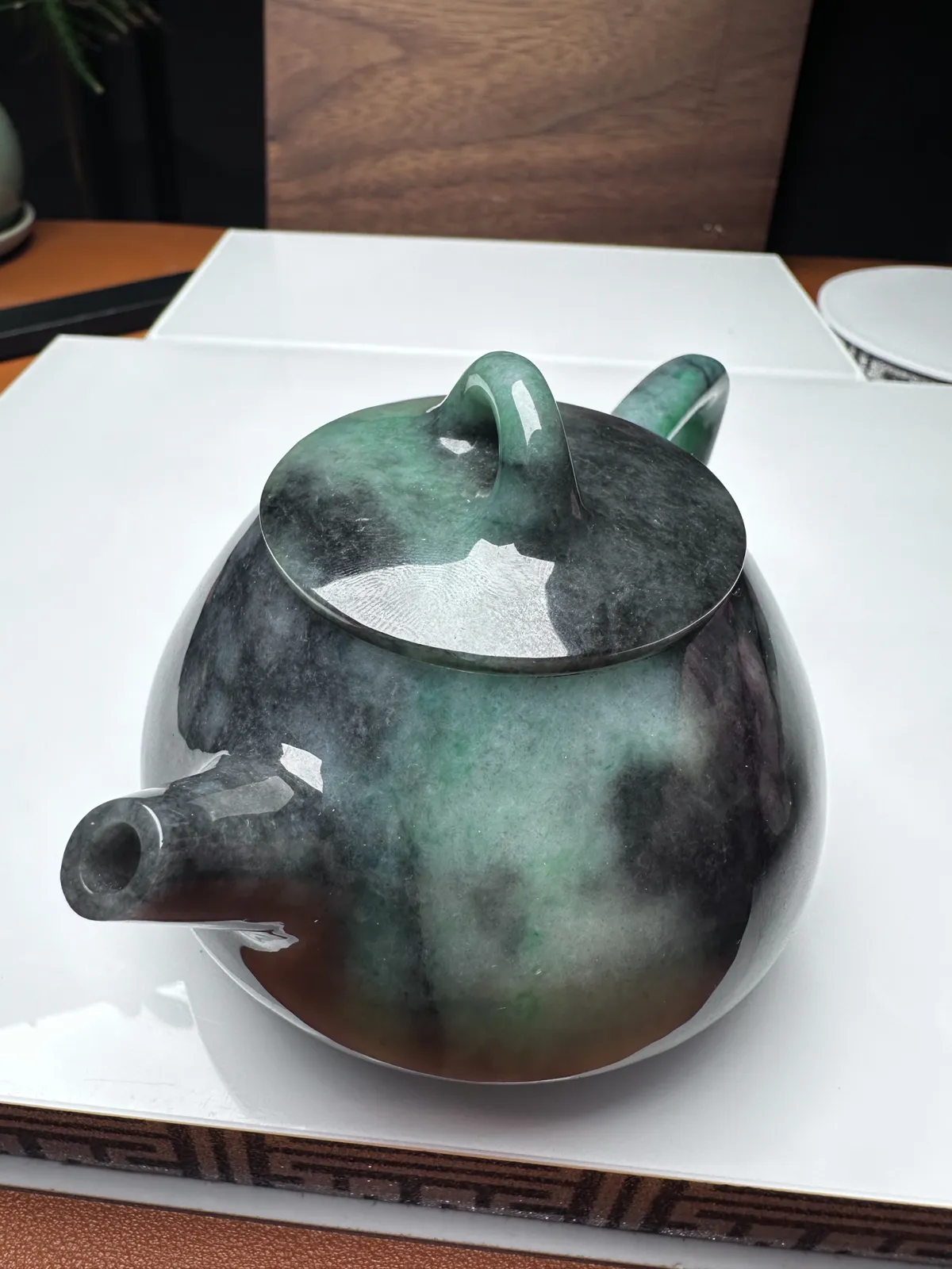 【西施壶】飘绿乌鸡雕刻制作，很考究，内外兼修，收藏摆放佳品。