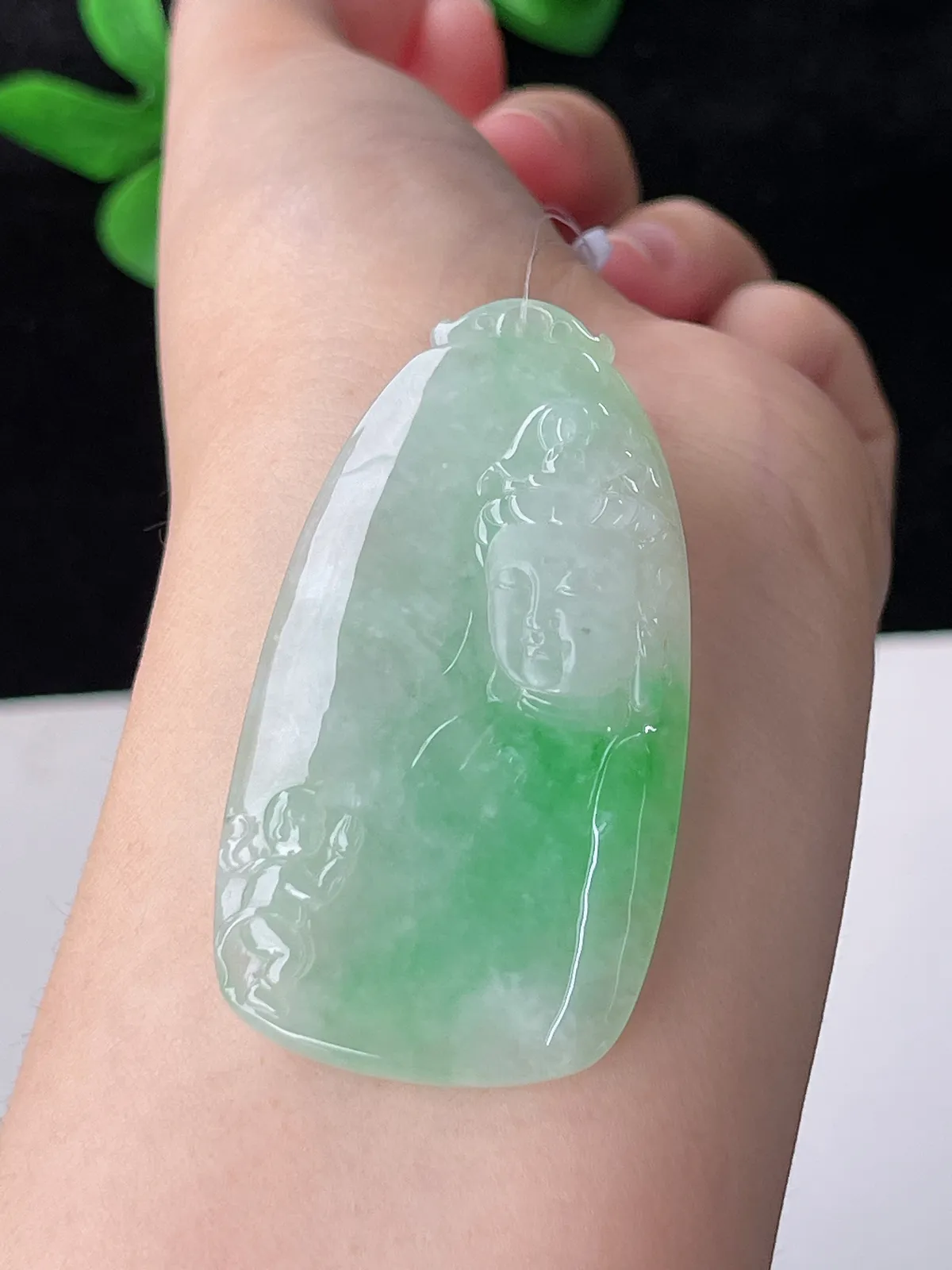翡翠冰糯种飘绿观音吊坠