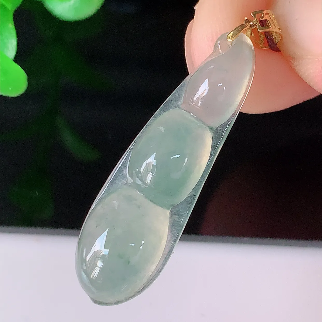 18K金镶嵌冰种翡翠四季豆吊坠，平安豆福豆玉坠，冰润通透，豆粒饱满，寓意：豆蔻年华！#41.9