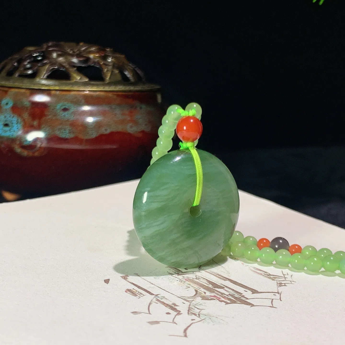 和田玉粉青俄罗斯碧玉猫眼平安扣挂件。尺寸28.4/9.8重30.1克 玉质细腻油润 底色纯净 脂粉好，品质好。lt250909