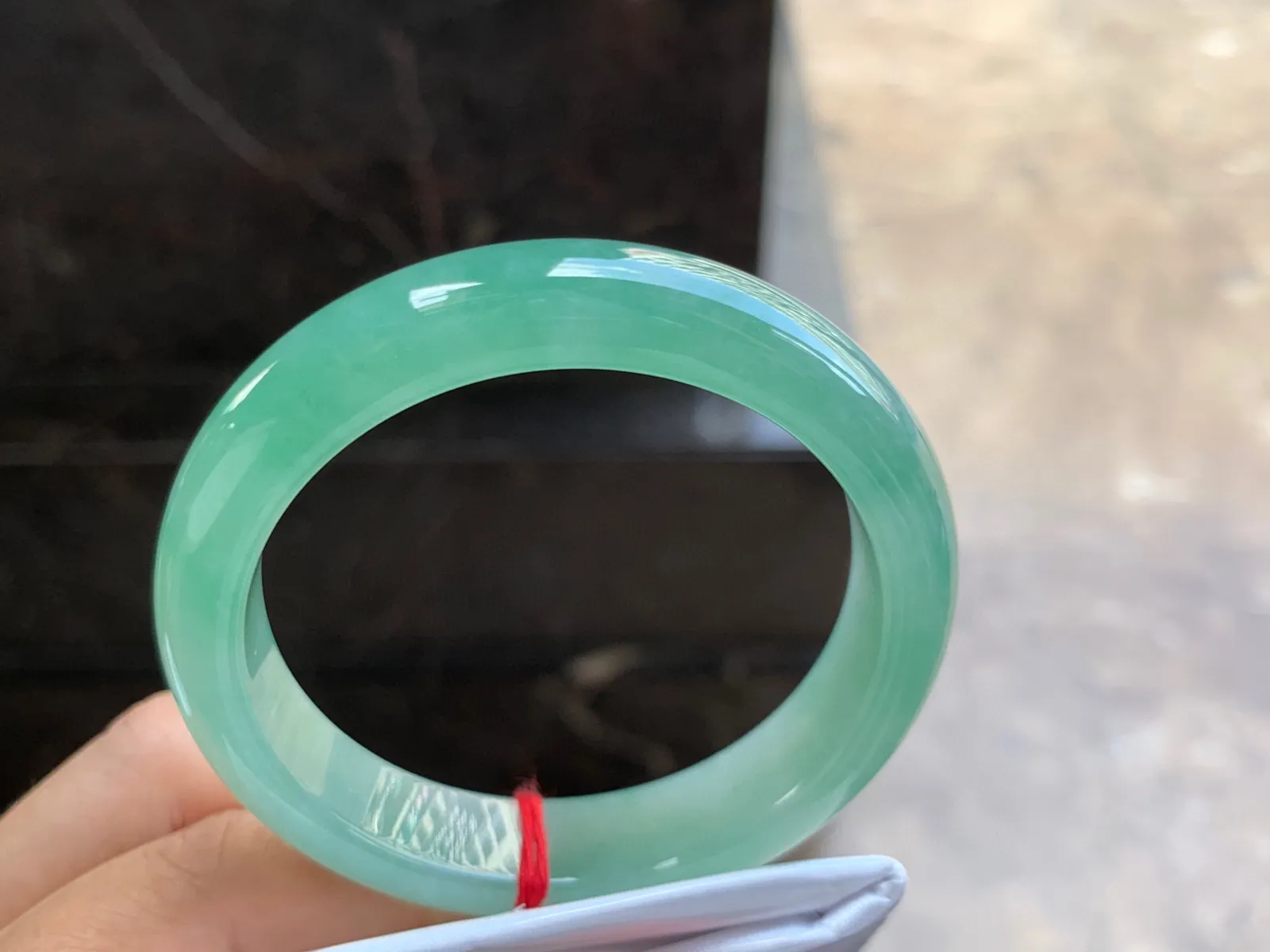 53-12-7.7mm
果绿色手镯 种好水润 翠绿清新 漂亮