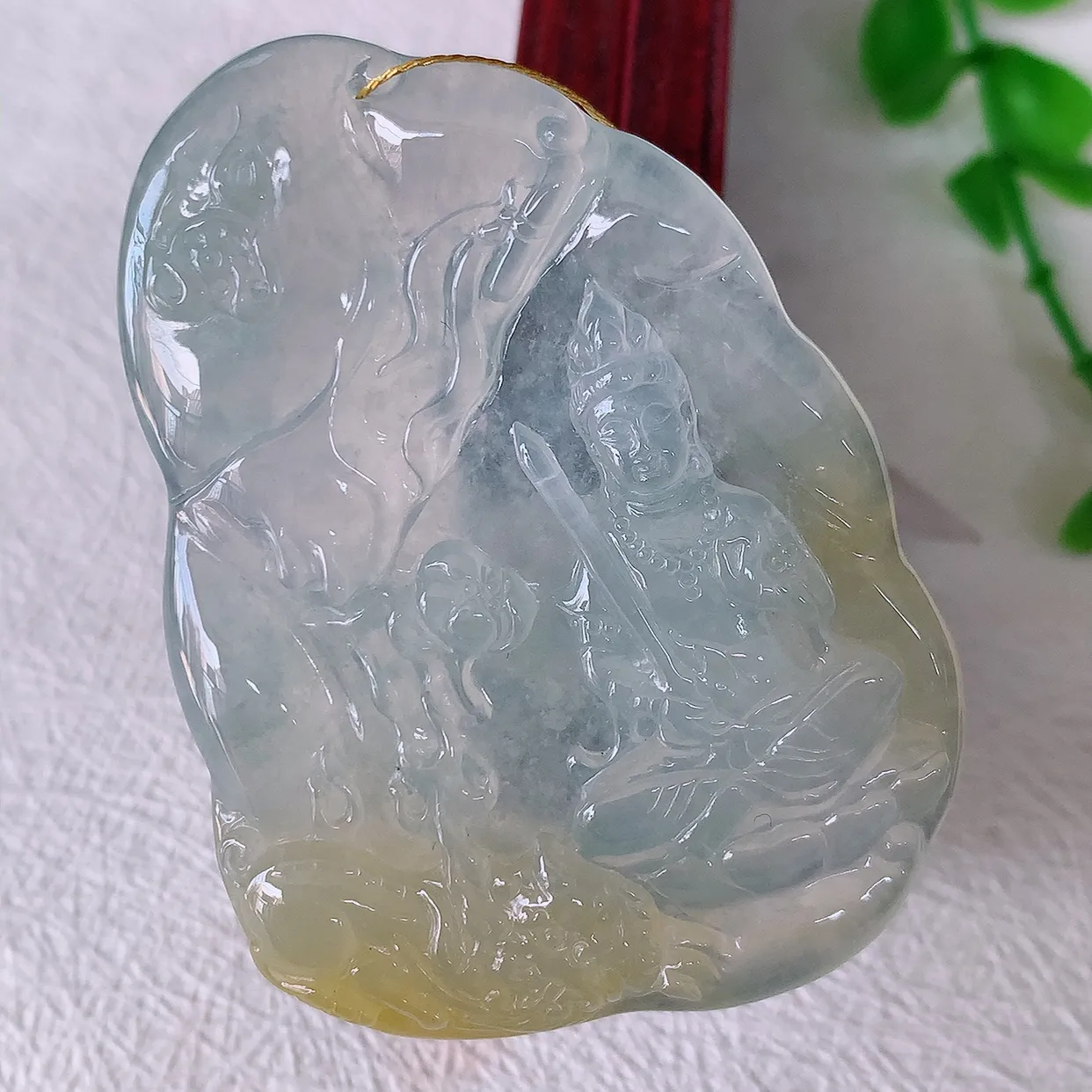 自然光实拍，冰种黄翡双彩翡翠普贤菩萨吊坠，赐福翡翠观音，种水上乘，晶莹剔透，起强玻璃光泽。翠绿迷人，观音面相端庄，佩戴时尚出众！#00.9