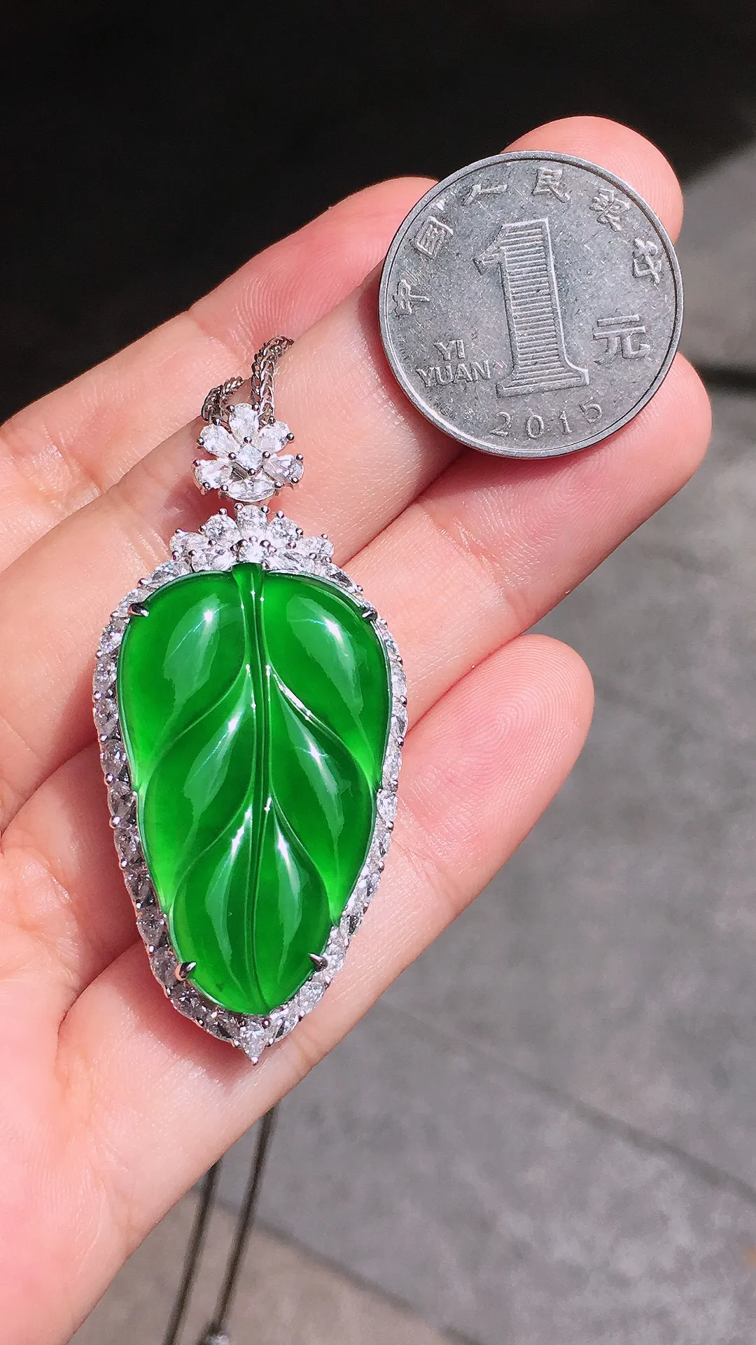 满绿玉叶吊坠，色泽均匀浓郁，玉质细腻，荧光感超
强，饱满圆润，尽显优雅气质，18k
金豪华镶嵌