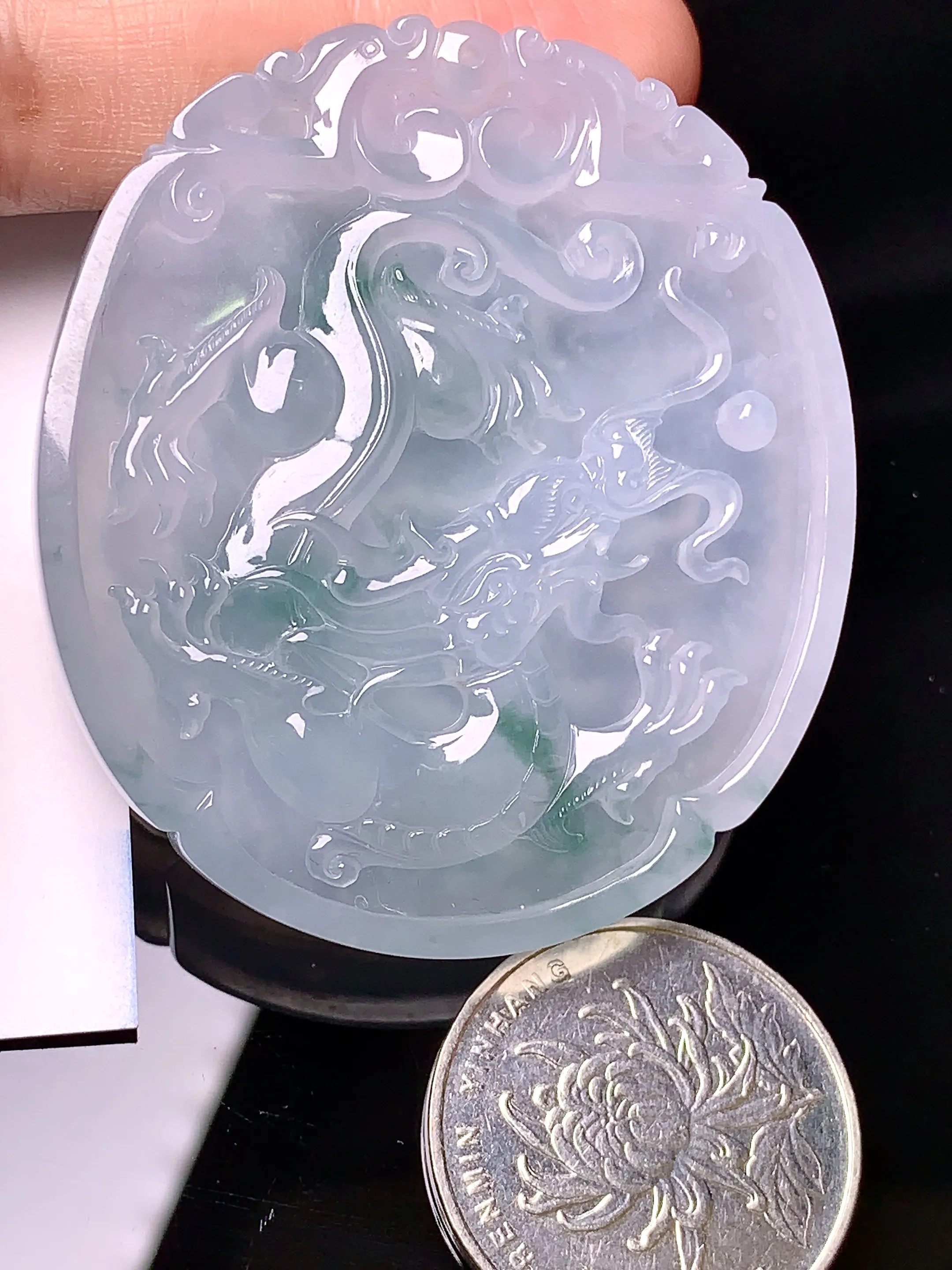 冰种龙凤呈祥牌吊坠 玉质细腻 色泽清新艳丽 整体尺寸52.8*46.7*8
