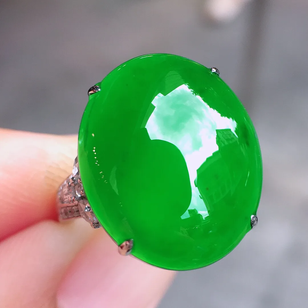满绿蛋面戒指，色泽均匀浓郁，玉质细腻，荧光感超
强，饱满圆润，尽显优雅气质，18k
金豪华镶嵌