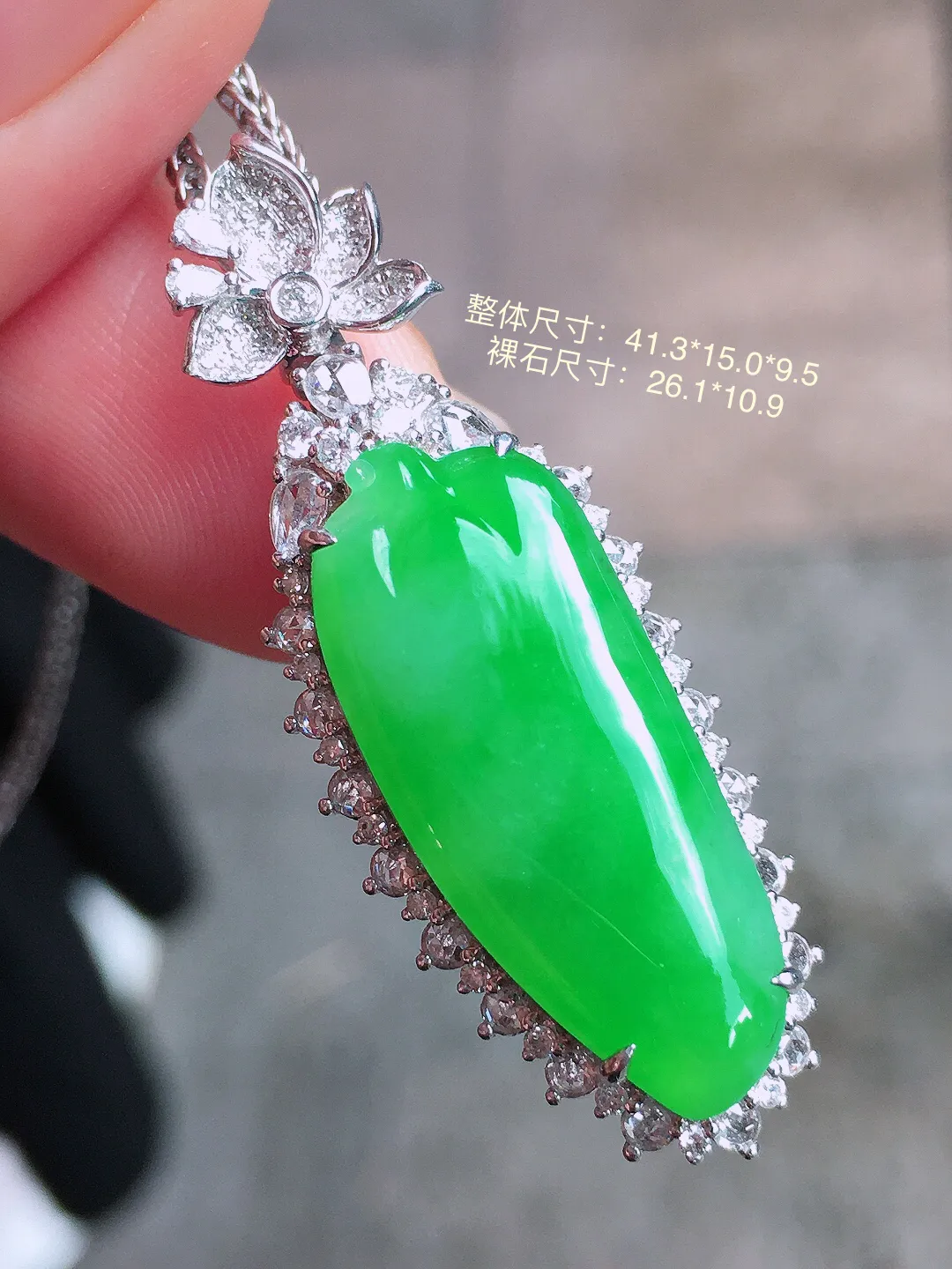 阳绿福瓜吊坠，色泽均匀艳丽，玉质细腻，荧光感超
强，饱满圆润，尽显优雅气质，18k
金豪华镶嵌