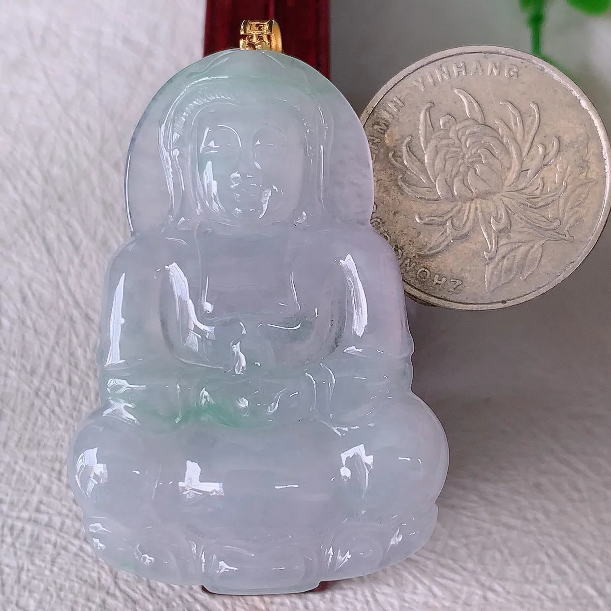 18K金镶嵌冰飘绿翡翠观音菩萨吊坠，赐福翡翠观音，观音面相端庄，品相佳，佩戴气质！#35.9整体55裸石48.8*33.8*5