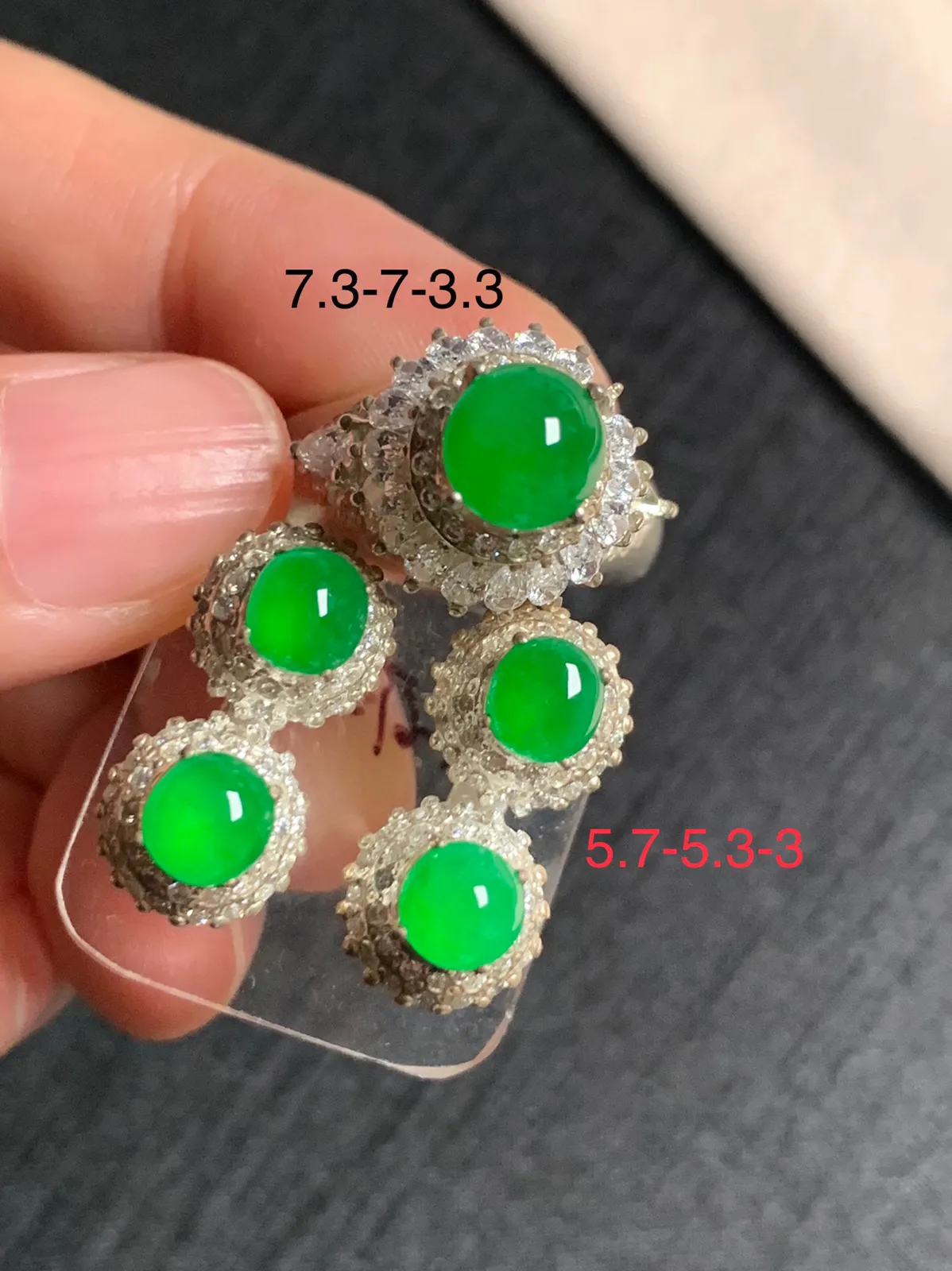 冰阳绿戒面耳钉一套
无纹裂，种好色好品相好，色泽艳丽纯正，老坑种质地细腻水灵