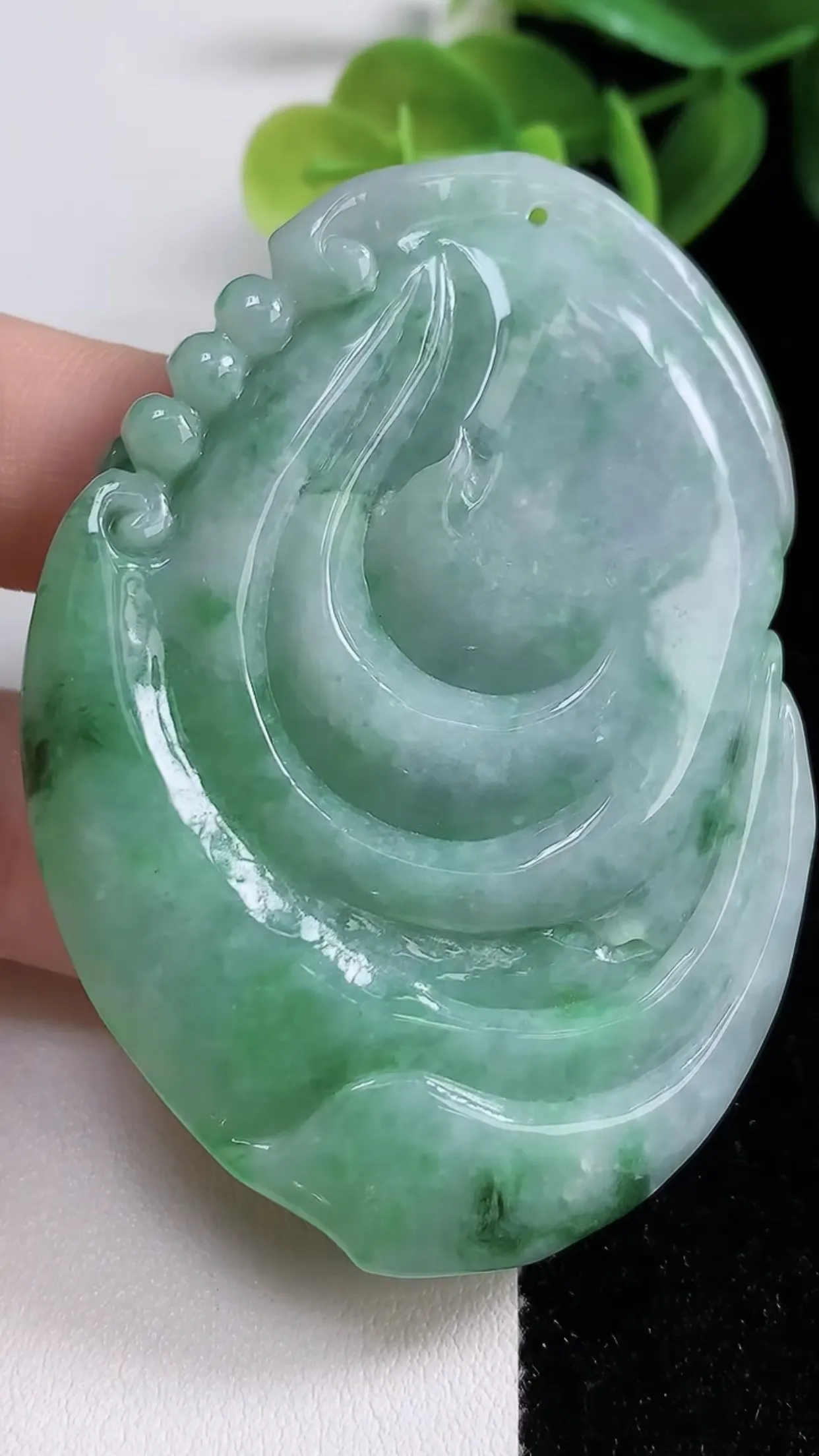 缅甸天然翡翠a货 老坑料起胶冰润 飘绿逍遥佛吊坠，尺寸63.8-43-13mm y 63.88