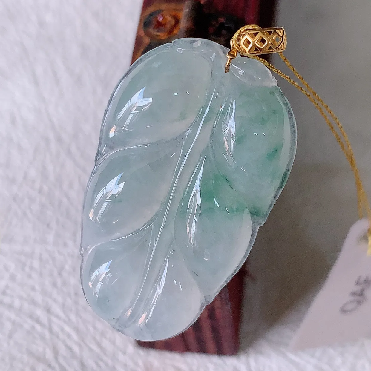 18K金镶嵌冰种飘花翡翠叶子吊坠 ，种水足，色泽清新，工艺精湛，叶子寓意美好；金枝玉叶，事业有成。#00.9
