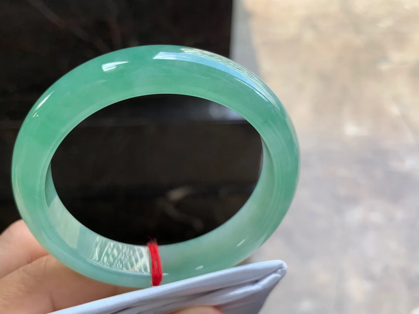 53-12-7.7mm
果绿色手镯 种好水润 翠绿清新 漂亮