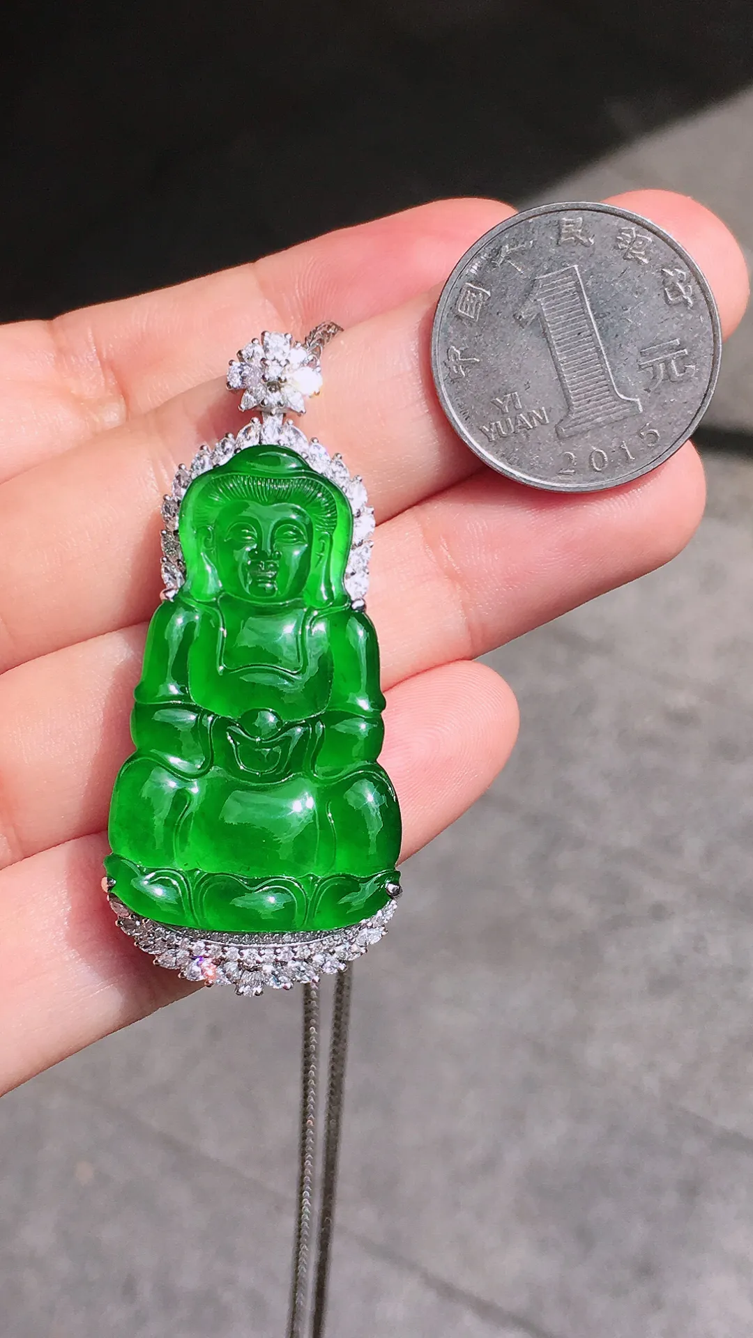 阳绿观音吊坠，色泽均匀艳丽，玉质细腻，荧光感超
强，饱满圆润，尽显优雅气质，18k
金豪华镶嵌