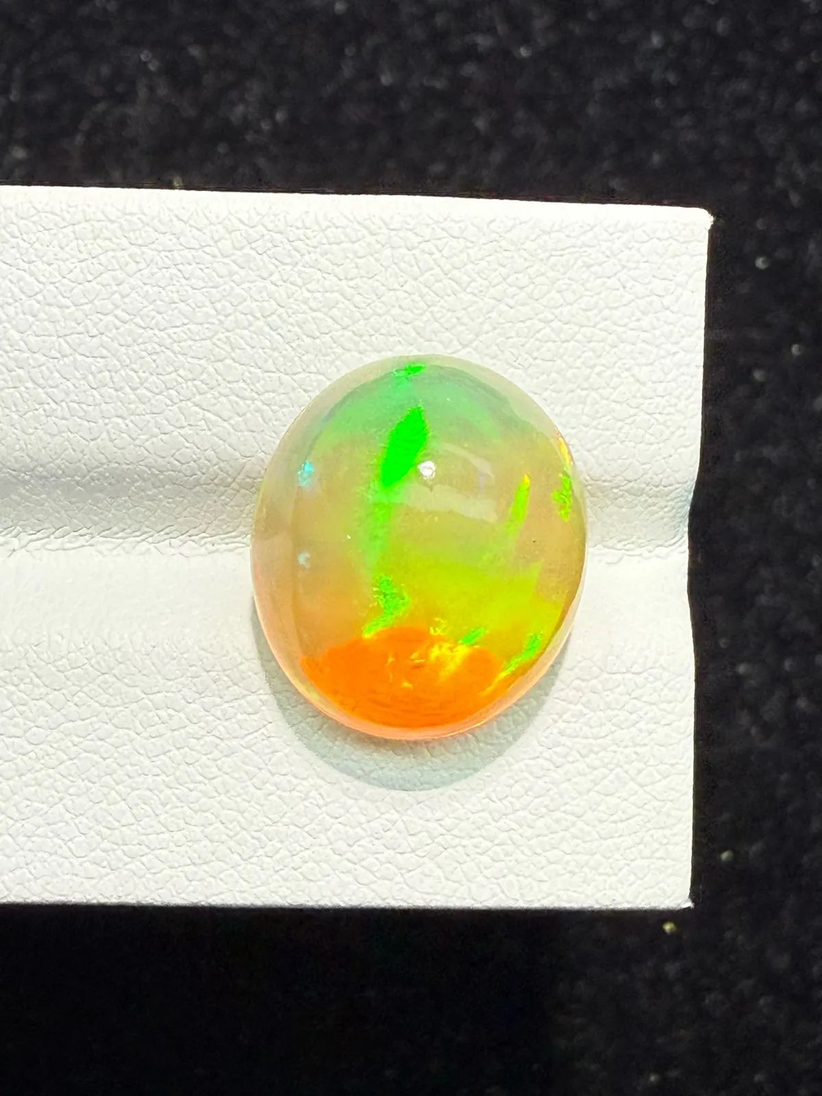 9.535ct天然彩欧泊裸石，尺寸16.1*14*9.3mm，颜色美艳，油画般色彩，火彩足。