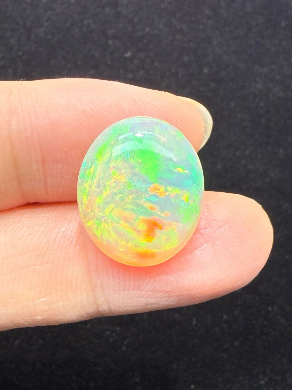 9.45ct天然彩欧泊裸石，尺寸17.9*15.2*7.2mm，颜色美艳，油画般色彩，火彩足。