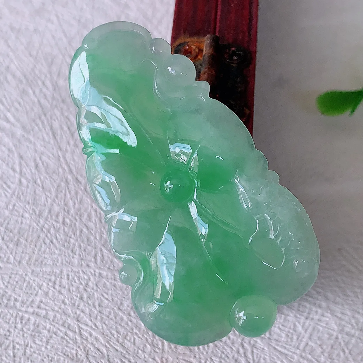 自然光实拍，冰润飘绿翡翠荷叶鱼、和和美美玉坠，财源广进，自然隐逸、荷本是素不着尘之物，有和美之寓意。#05.9